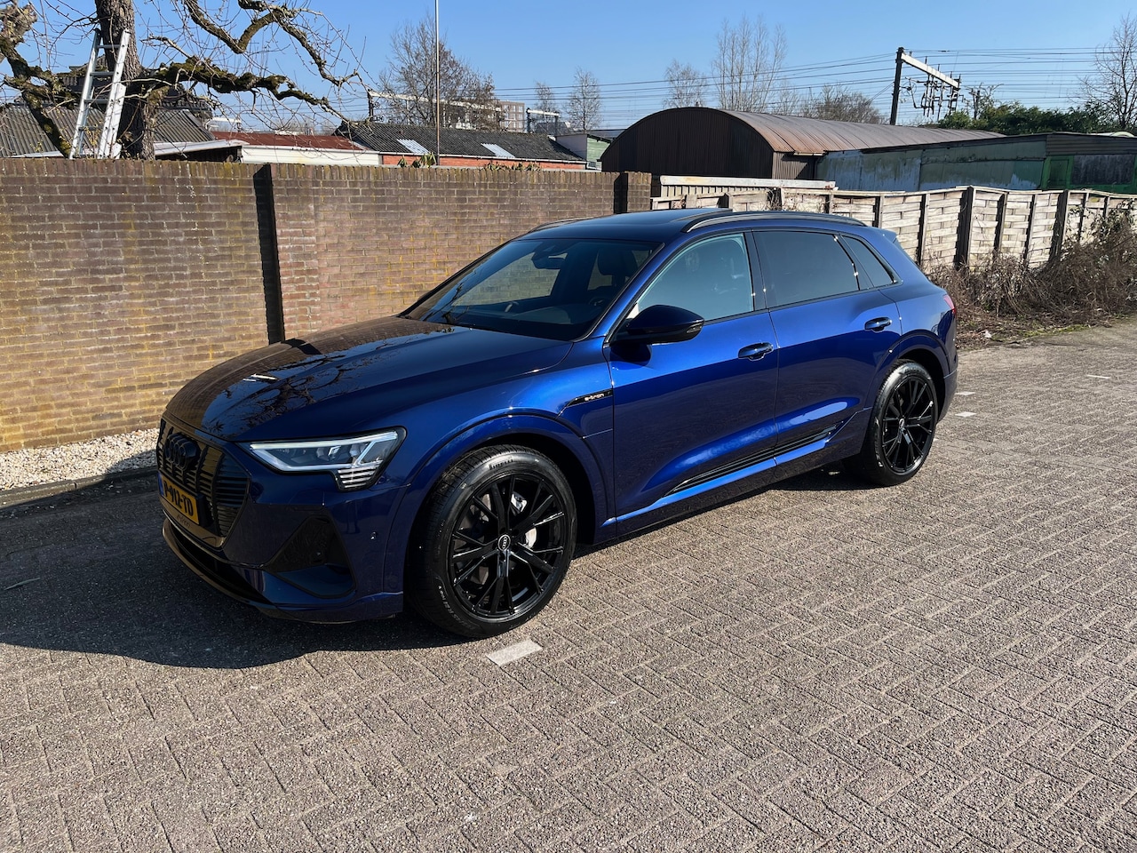 Audi e-tron - 55 quattro S edition Super mooie e-tron in apart donker blauw! btw auto - AutoWereld.nl