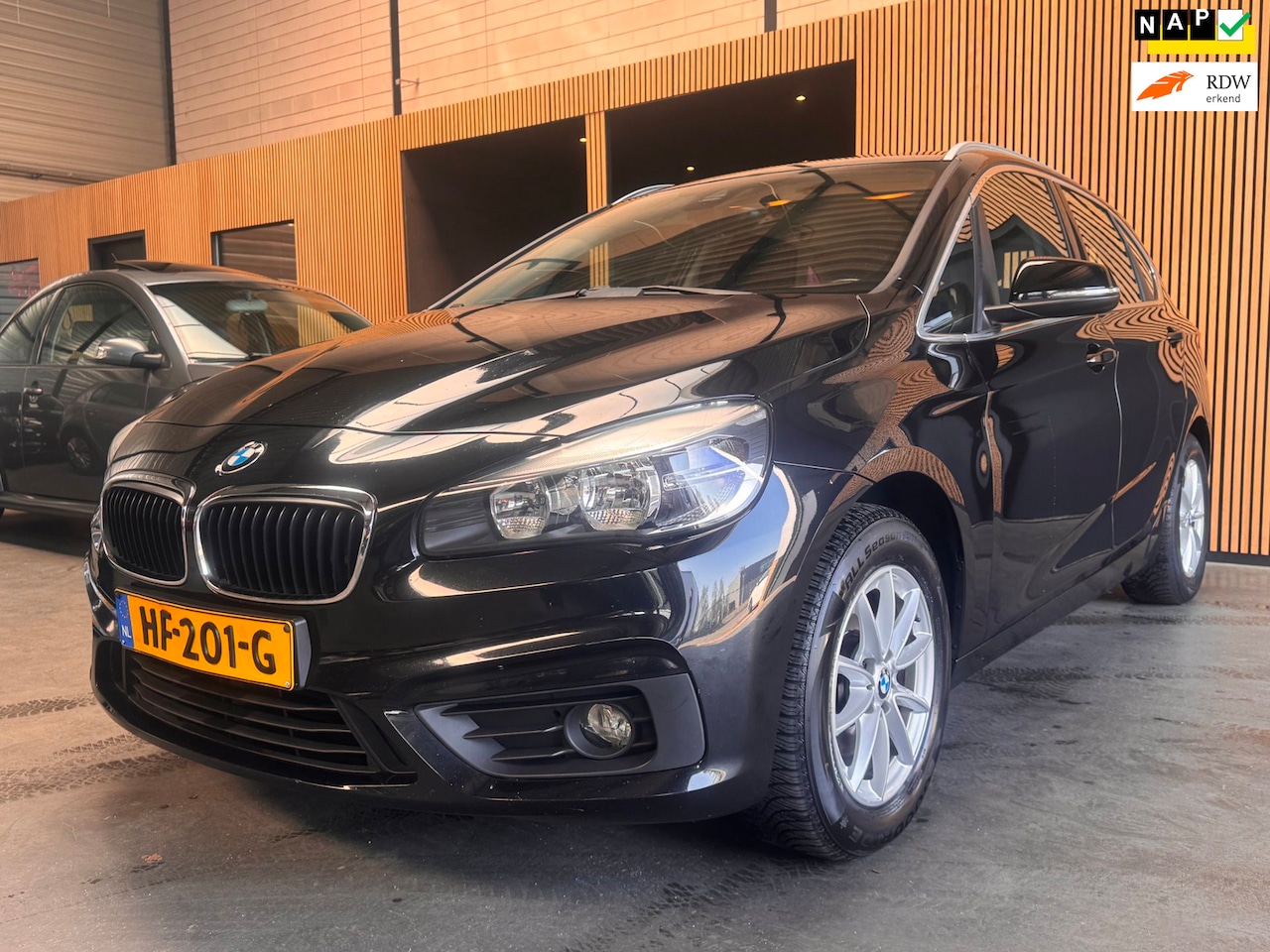 BMW 2-serie Active Tourer - 218d Corporate Lease Essential Airco|Navi|Trekhaak|NAP - AutoWereld.nl