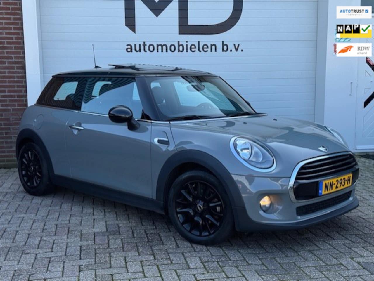 MINI Cooper - Mini 1.5 Business - Panorama dak - Keyless -Navi - AutoWereld.nl