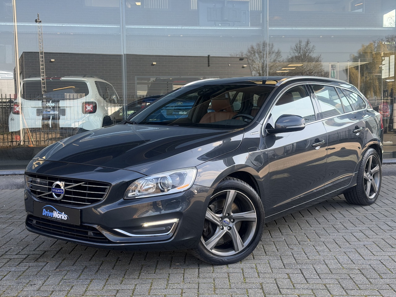 Volvo V60 - 2.4 D6 AWD Plug-In Hybrid Summum Interesse in een bezichtiging of proefrit, bel of app met - AutoWereld.nl