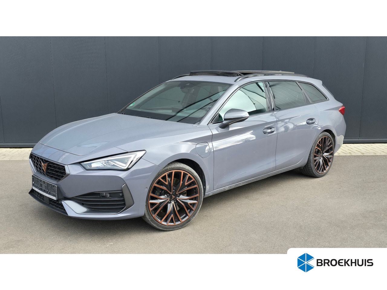 CUPRA Leon Sportstourer - 1.4 e-Hybrid 245pk VZ Performance | Panoramadak | 19" | Camera | Stuur & Stoelverwarming - AutoWereld.nl