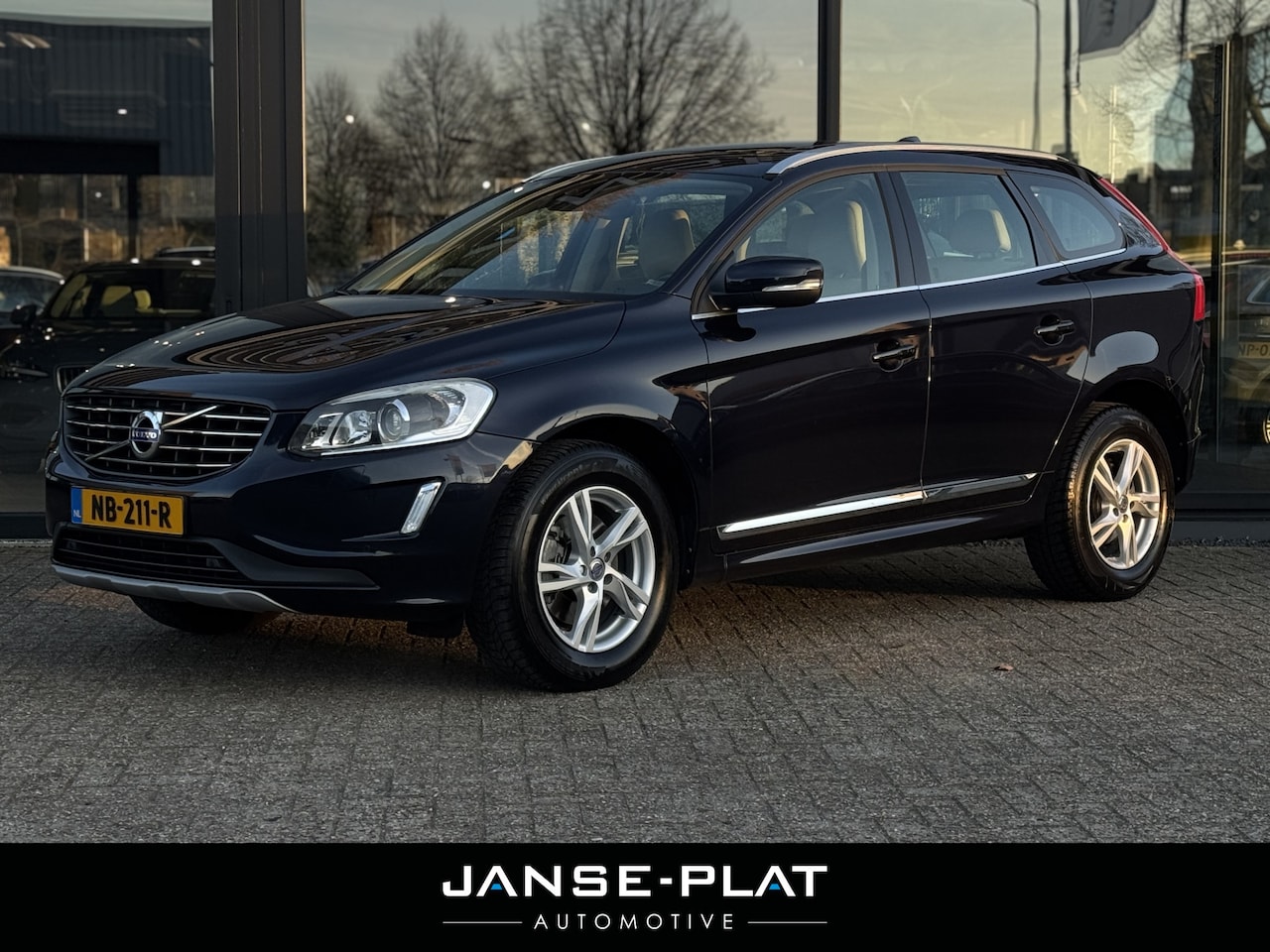 Volvo XC60 - 2.0 T5 FWD Polar+ Pano (net binnen) - AutoWereld.nl
