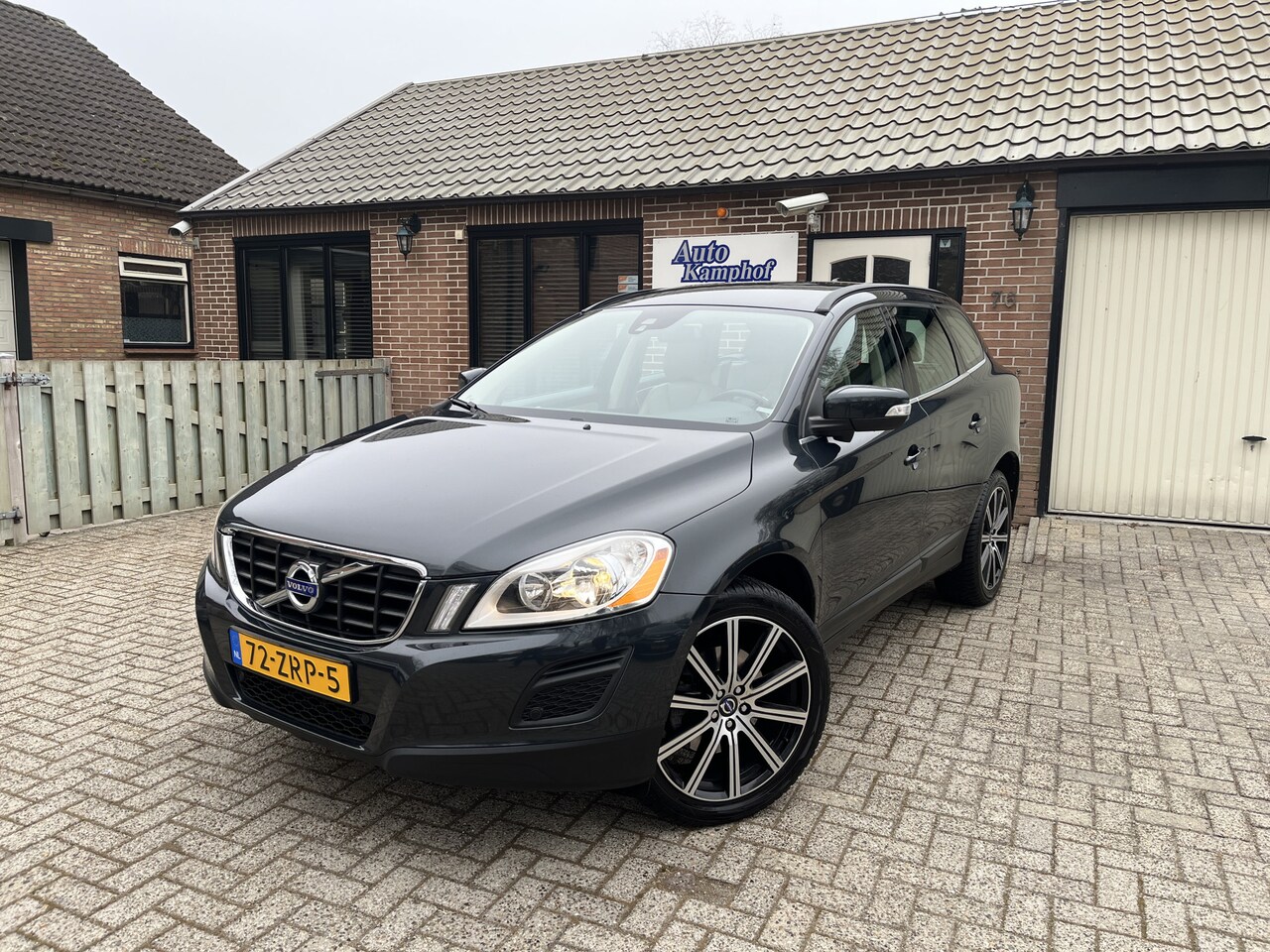 Volvo XC60 - 2.4 D5 AWD Momentum 215 pk Leer Trekhaak 20" - AutoWereld.nl