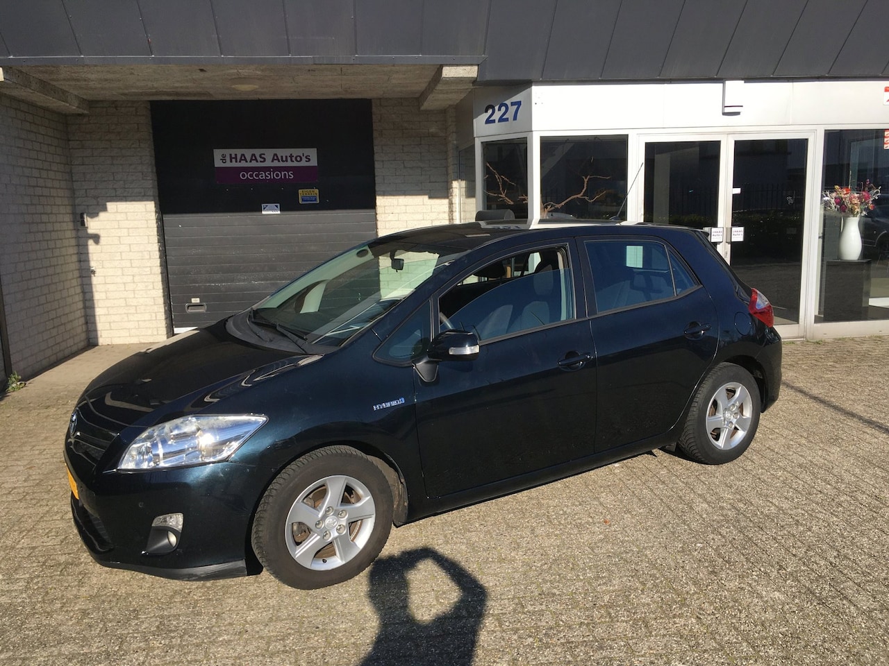 Toyota Auris - 1.8 Full Hybrid Business / NAVI / CAMERA / DEALER OH / PDC VOOR EN ACHTER / CRUISE - AutoWereld.nl