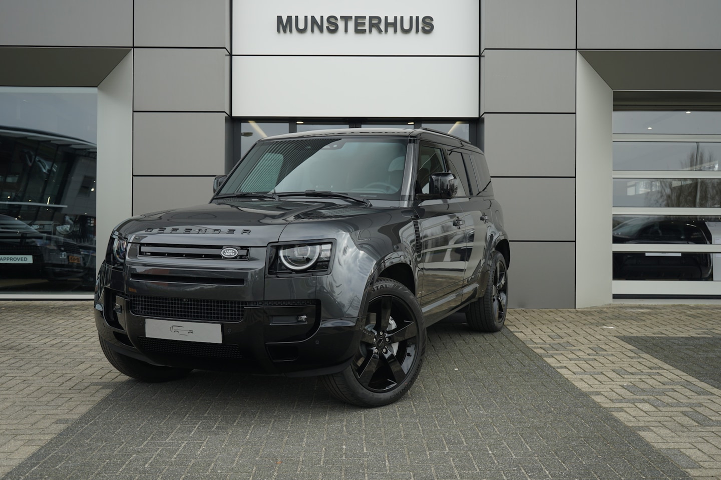 Land Rover Defender 110 - P300e 110 X-Dynamic HSE | Schuif/Kantel Dak | Extended Leather | Koelvak | Elektrische Tre - AutoWereld.nl