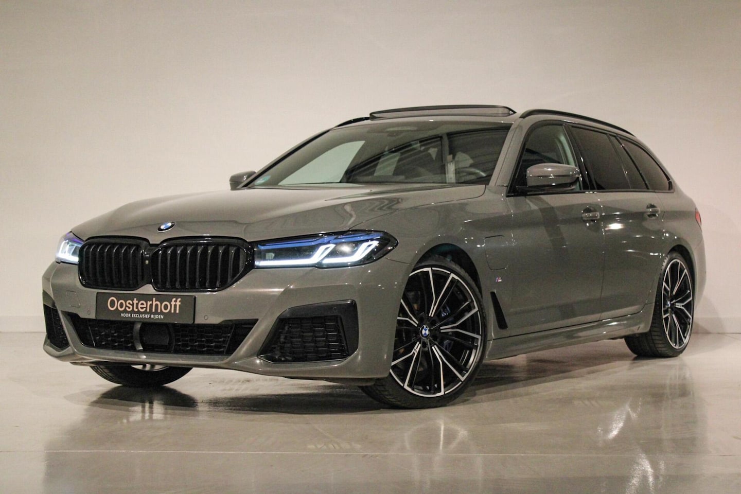 BMW 5-serie Touring - 530e xDrive High Executive M-sport PANO - AutoWereld.nl