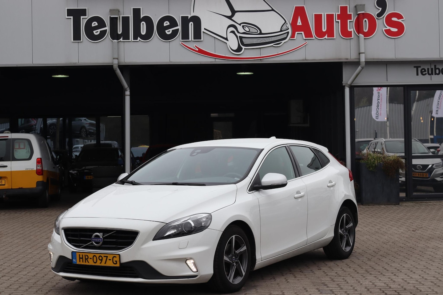 Volvo V40 - 2.0 D2 R-Design Business Navigatie, Climate control, Stoelverwarming, Afneembare trekhaak, - AutoWereld.nl