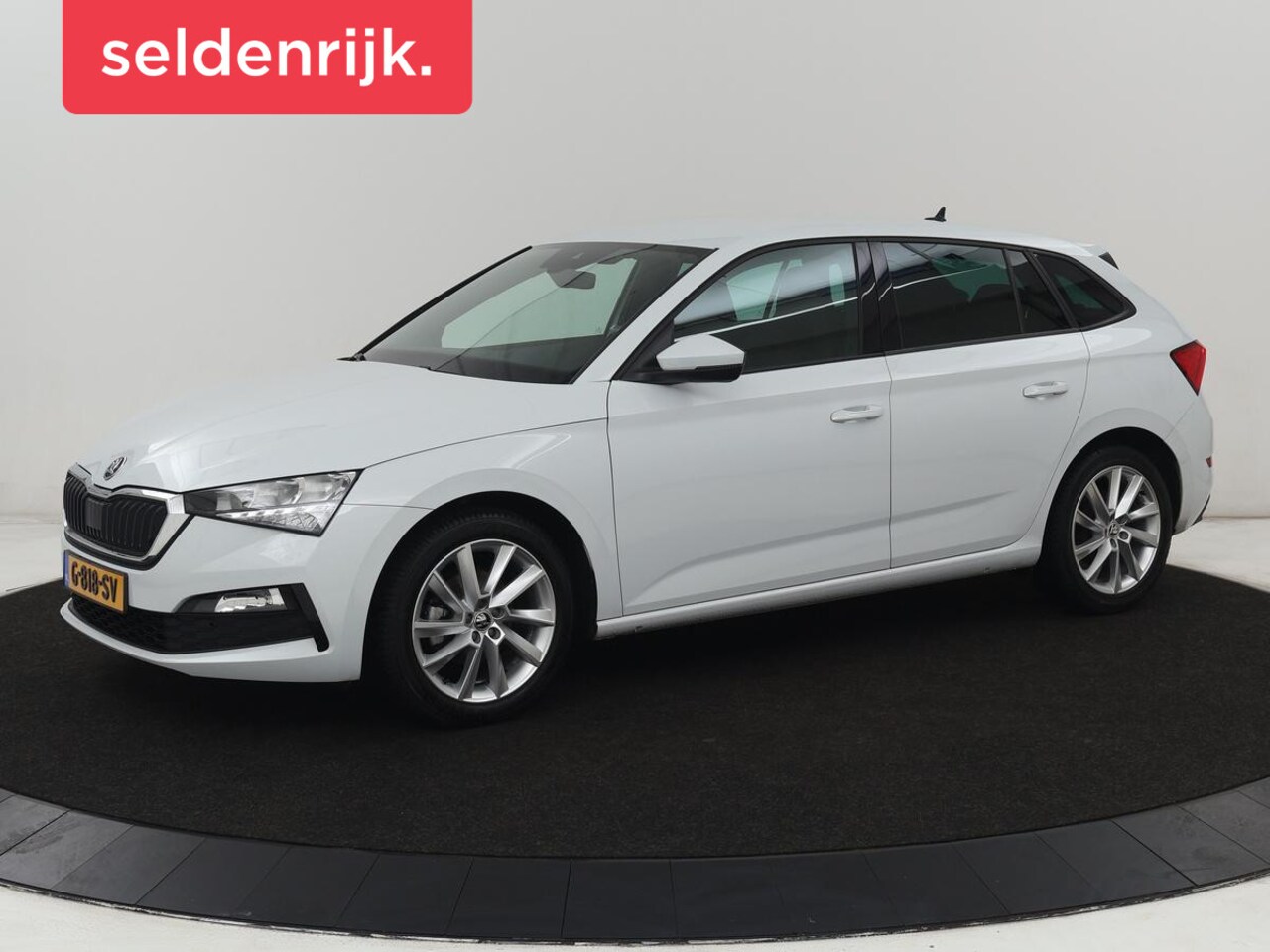 Skoda Scala - 1.0 TSI Sport | Automaat | Trekhaak | Carplay | 17'' | Sportstoelen | Full LED | Parkeerhu - AutoWereld.nl