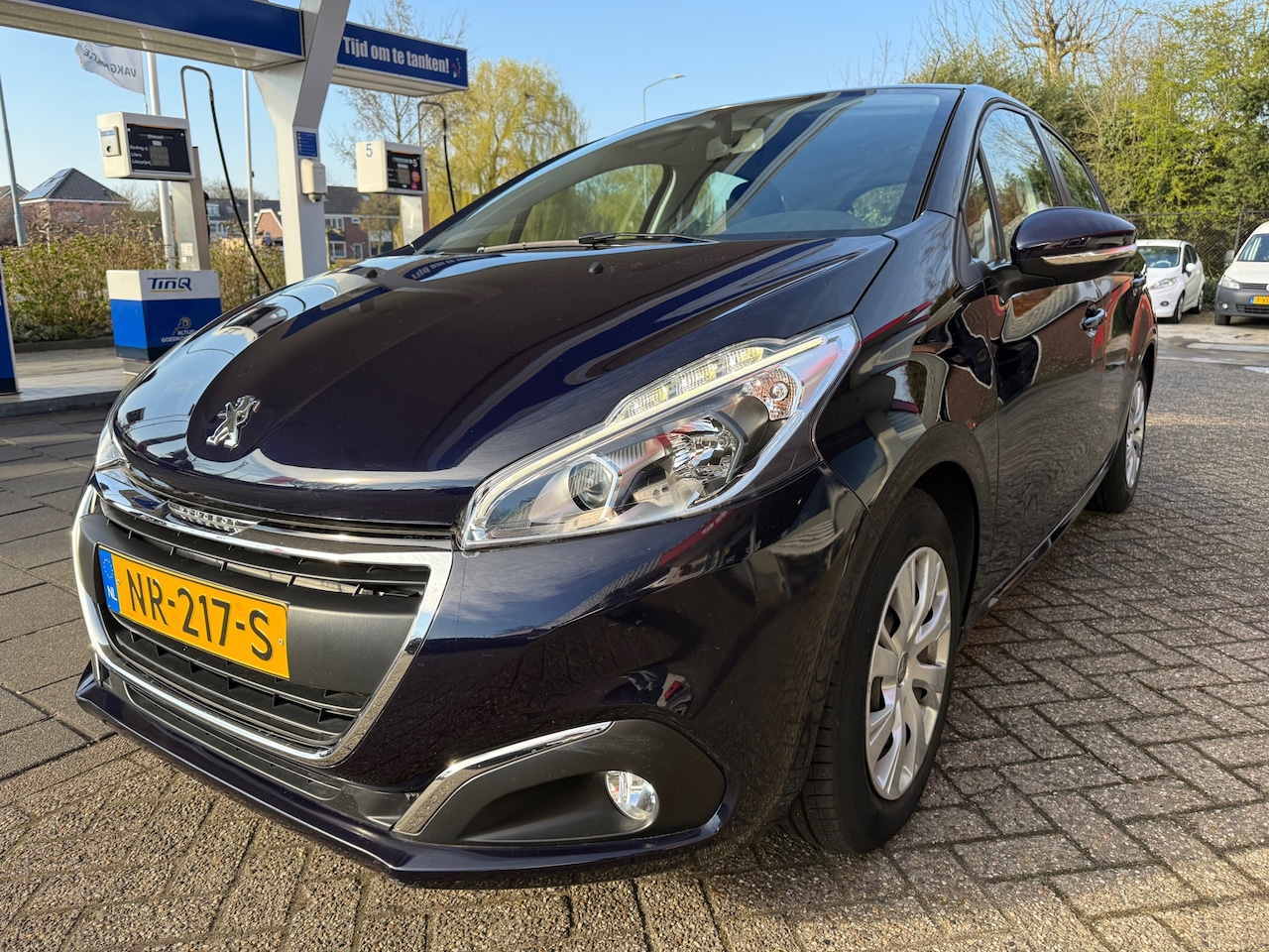 Peugeot 208 - 1.2 PureTech Blue Lion / Parkeersensoren / Navi / Airco / Bluetooth - AutoWereld.nl