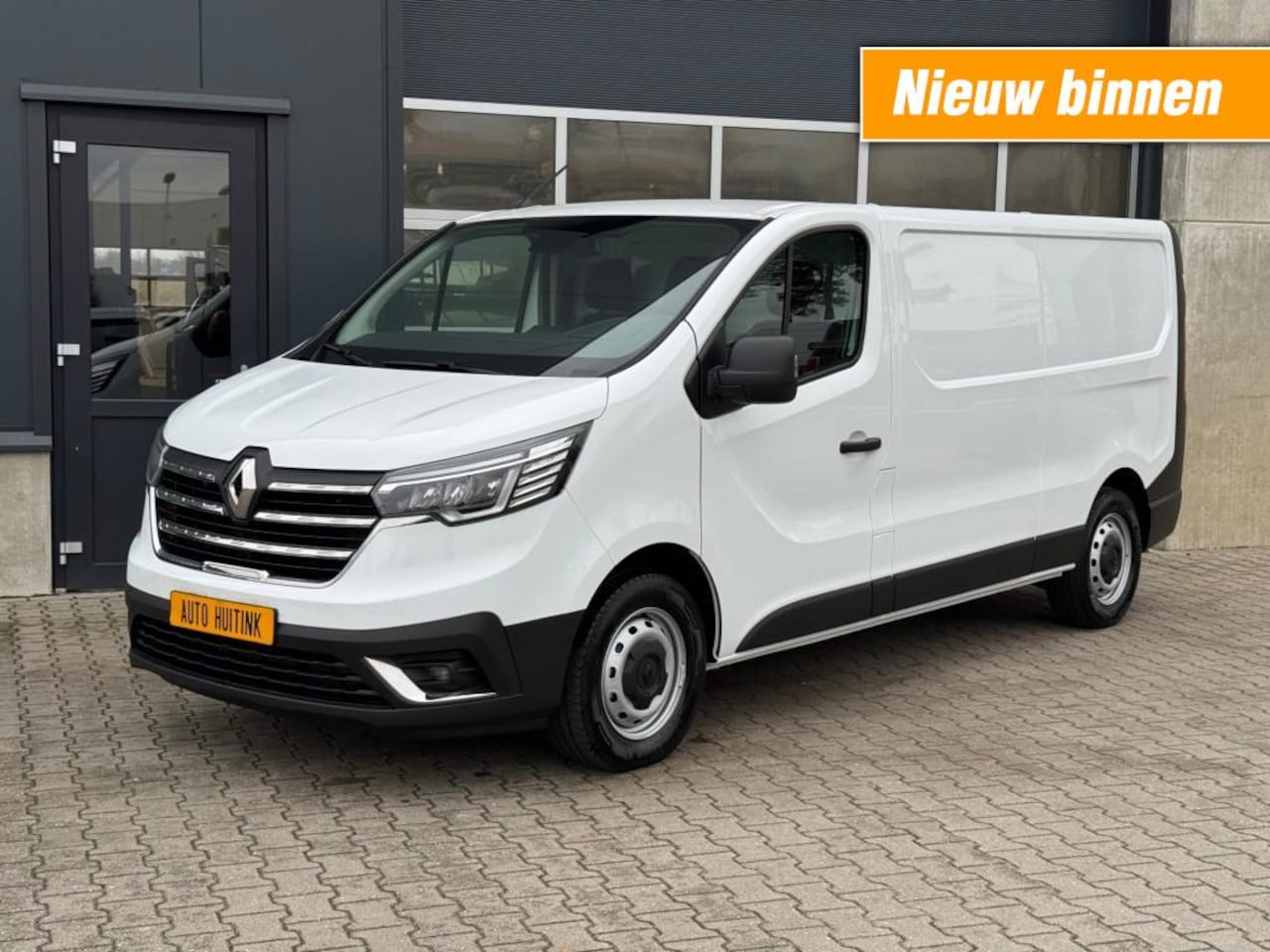 Renault Trafic - 2.0D 130 pk L2 H1  Navi - Apple/Android - camera -  all season banden -  nieuw!! - AutoWereld.nl
