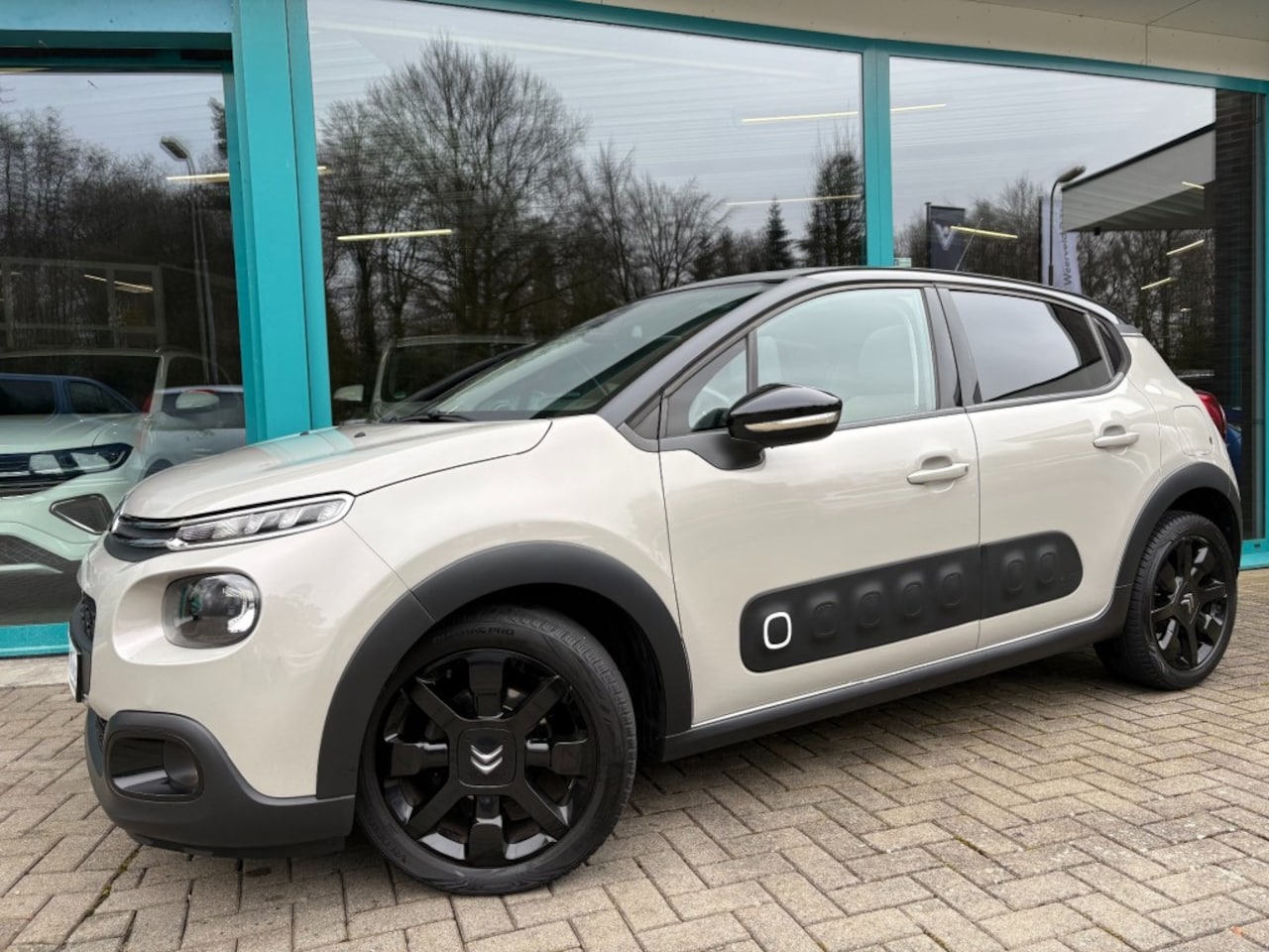 Citroën C3 - 1.2 110pk SHINE Navi CarPlay, Camera, Panorama, Cruise, 17Inch - AutoWereld.nl