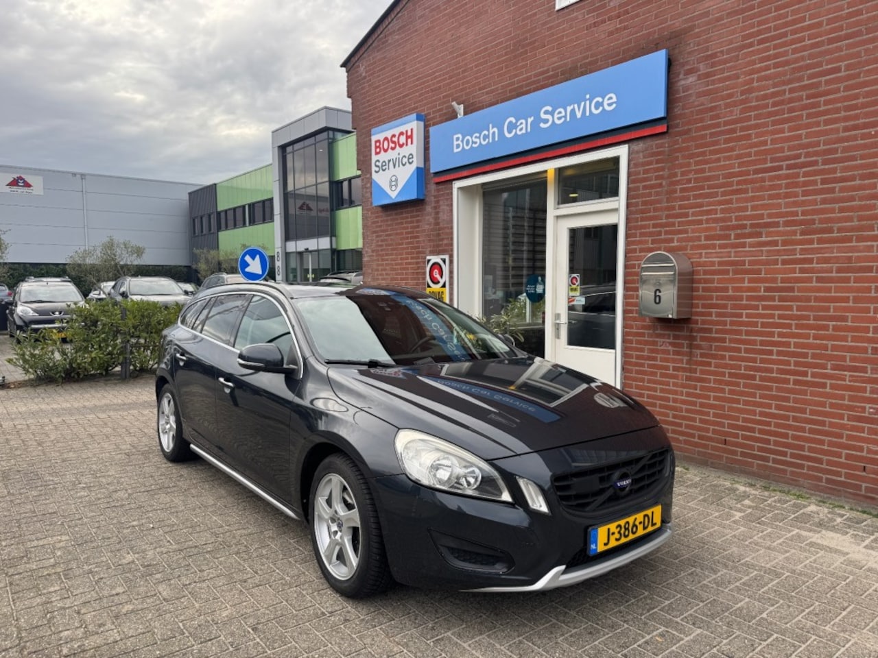 Volvo V60 - 1.6 T3 Momentum 1.6 T3 110kW Momentum - AutoWereld.nl
