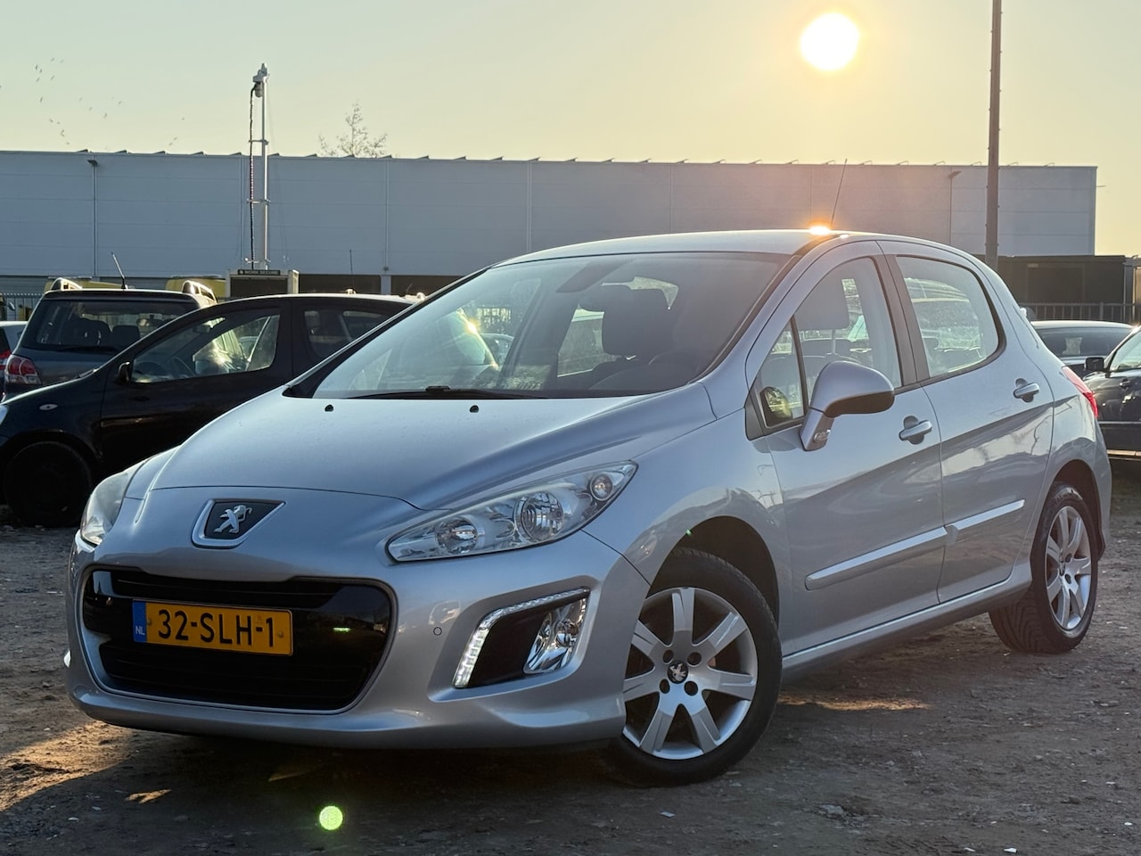 Peugeot 308 - 1.6 VTi Active/ AUTOMAAT / LED - AutoWereld.nl