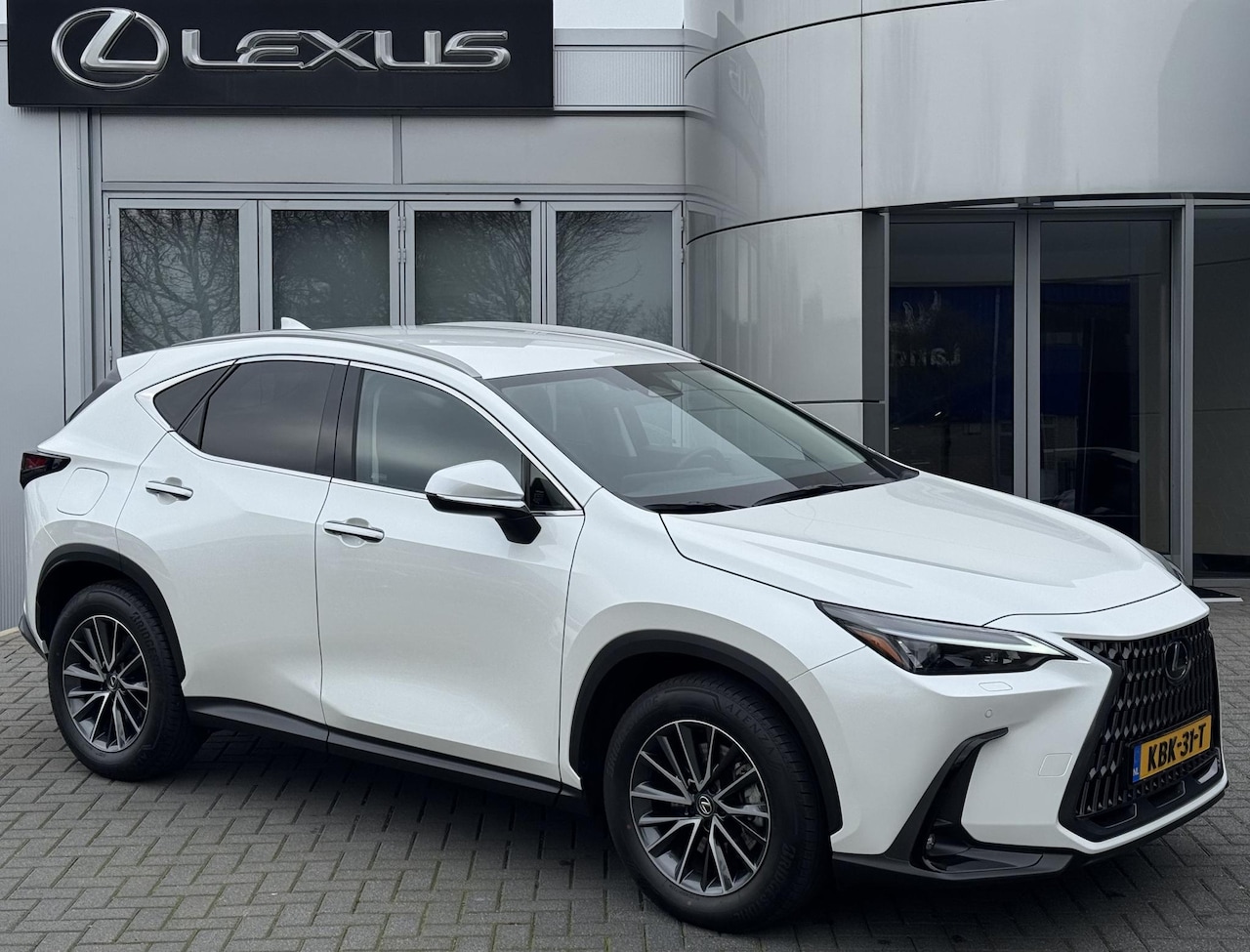 Lexus NX - 450h+ AWD Luxury Line TREKHAAK 1500KG TREKGEWICHT STOELVERW STUURVERW EL-ACHTERKLEP APPLE/ - AutoWereld.nl