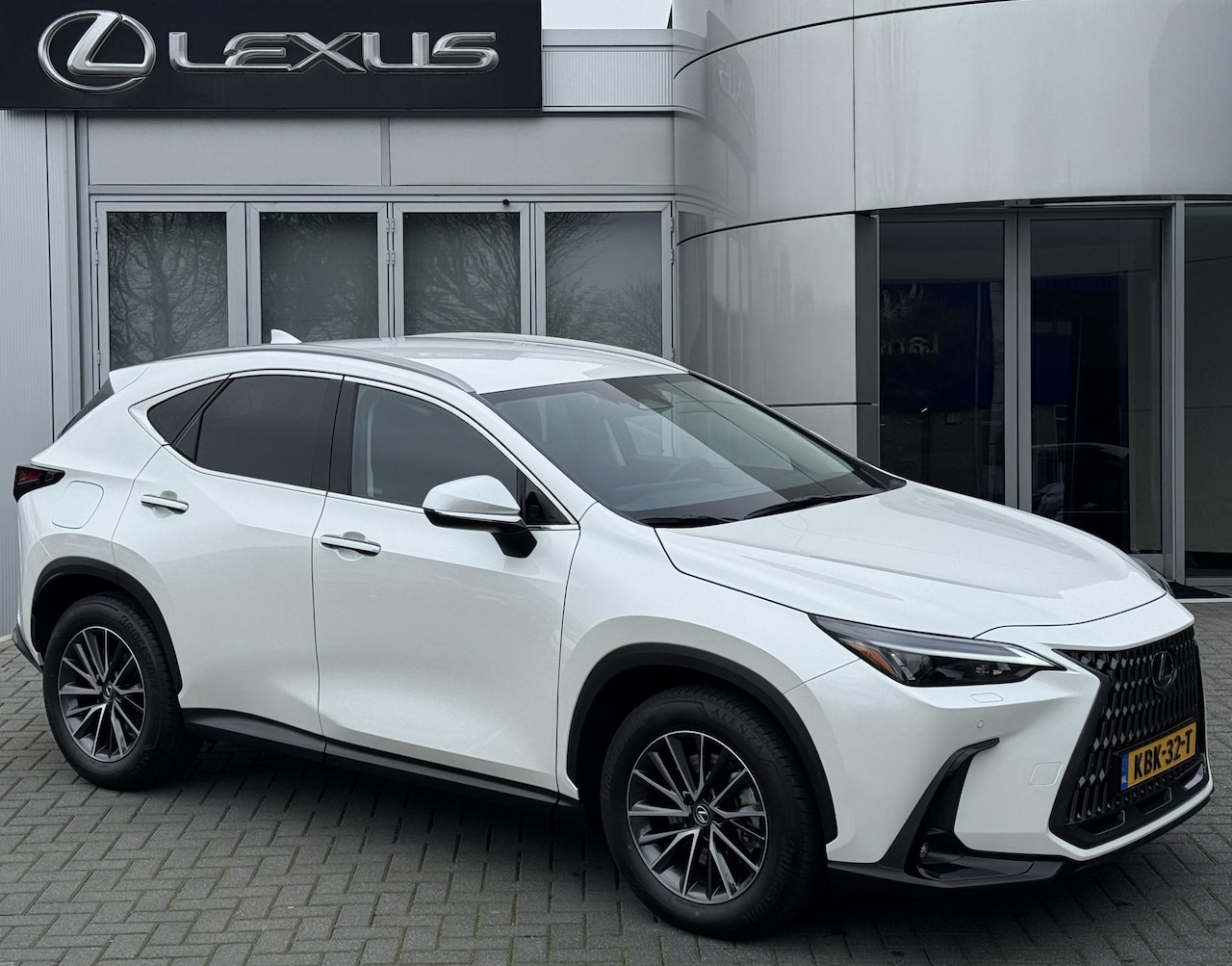 Lexus NX - 450h+ AWD Luxury Line TREKHAAK 1500KG TREKGEWICHT STOELVERW STUURVERW EL-ACHTERKLEP APPLE/ - AutoWereld.nl