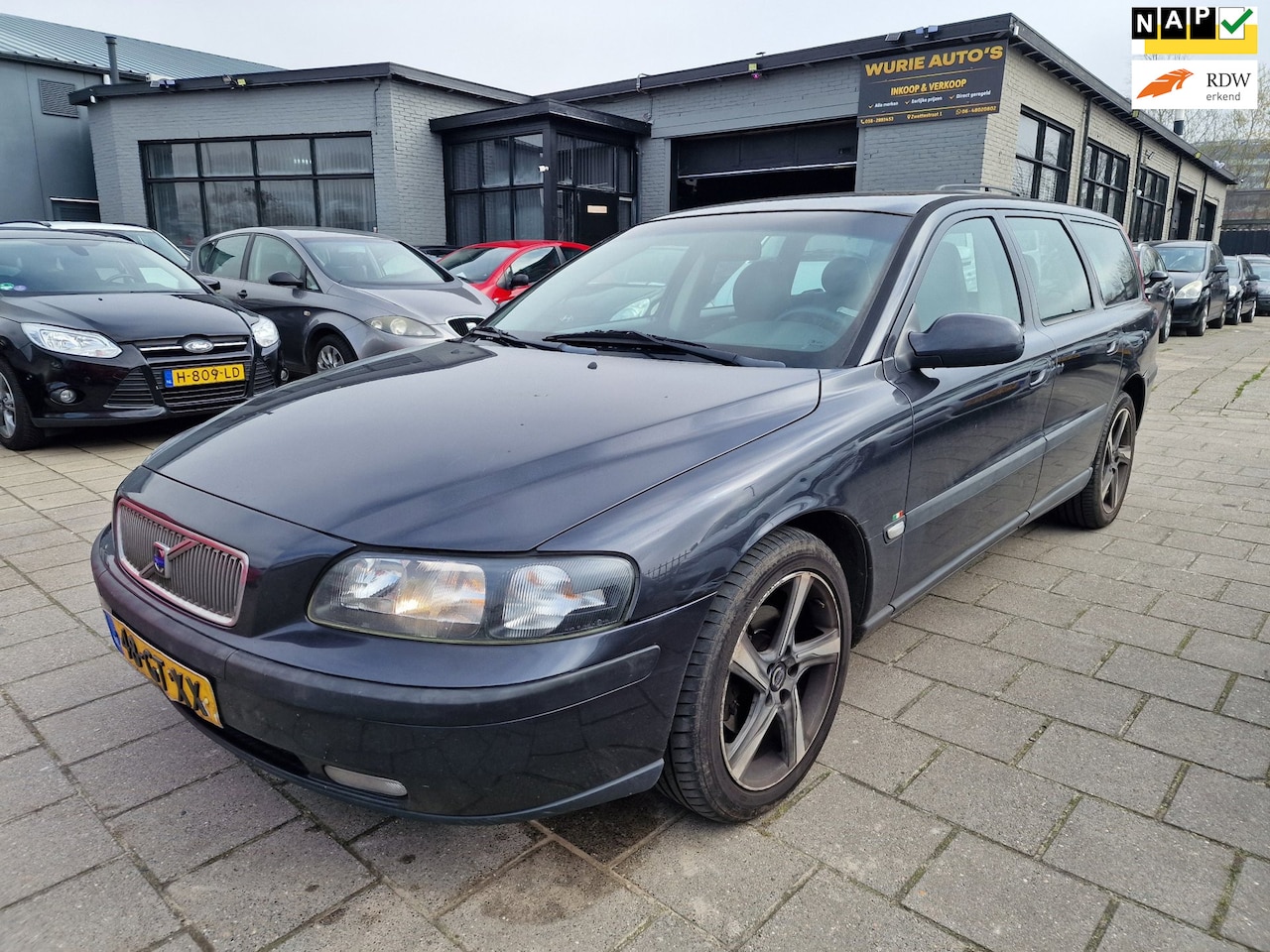 Volvo V70 - 2.4 Comfort Line/Automaat/Apk 9-9-2026 - AutoWereld.nl