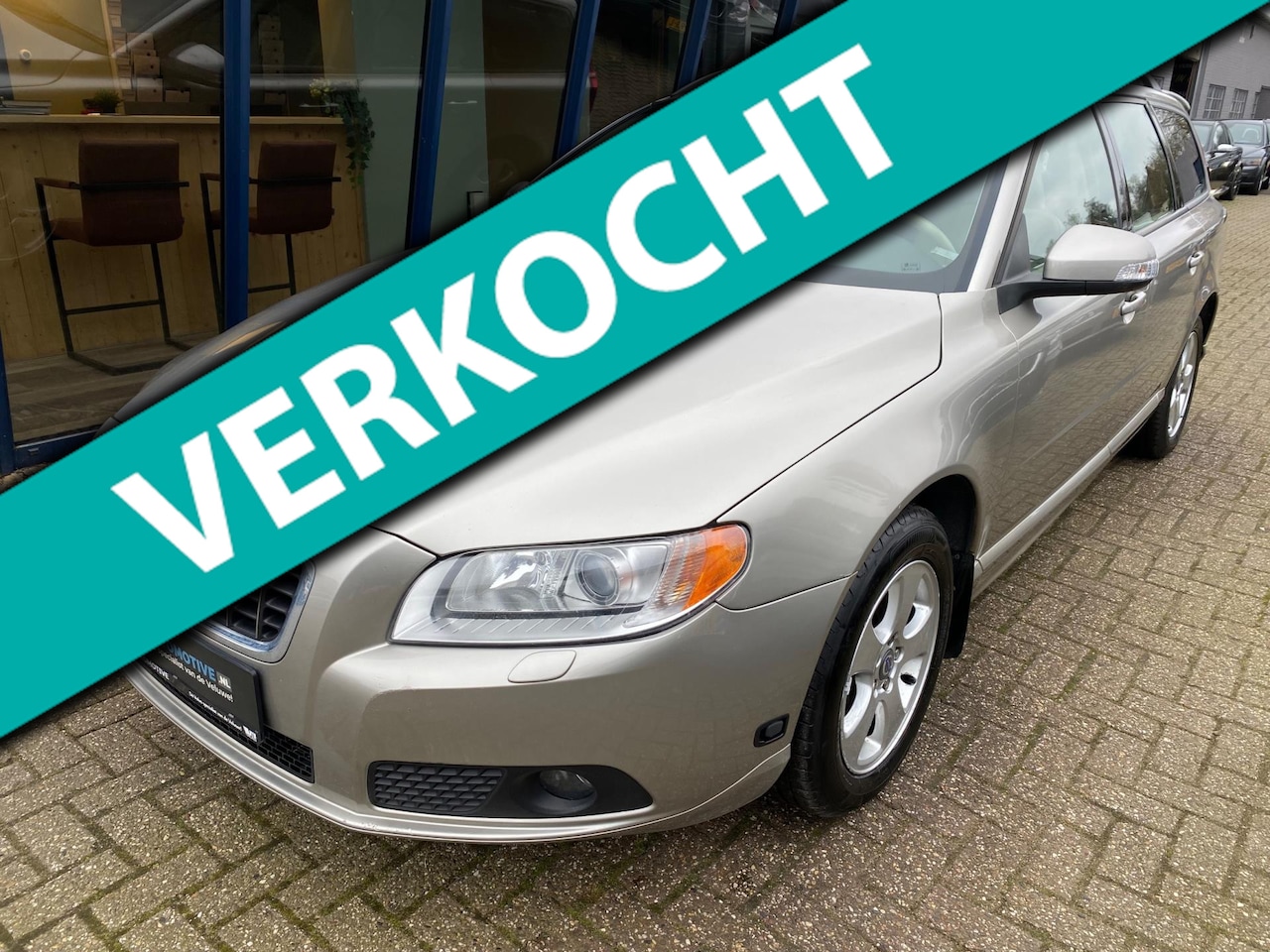 Volvo V70 - 2.5T Momentum Automaat H.LEER / XENON / TREKHAAK - AutoWereld.nl