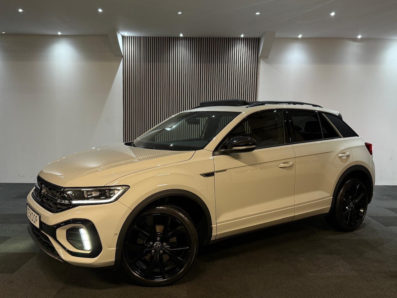 Volkswagen T-Roc - 1.5 TSI R-Line R-Line Business+ | Panodak | Camera | IQ Light | Black -Pack - AutoWereld.nl