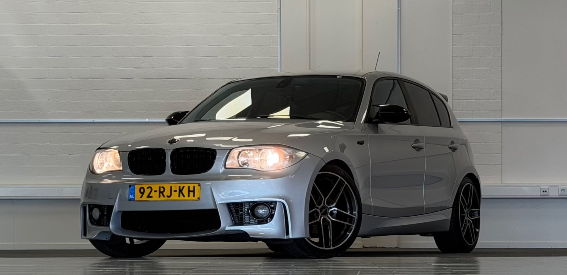 BMW 1-serie - 118i High Executive 18"LM velgen Rijdt en schakelt goed - AutoWereld.nl