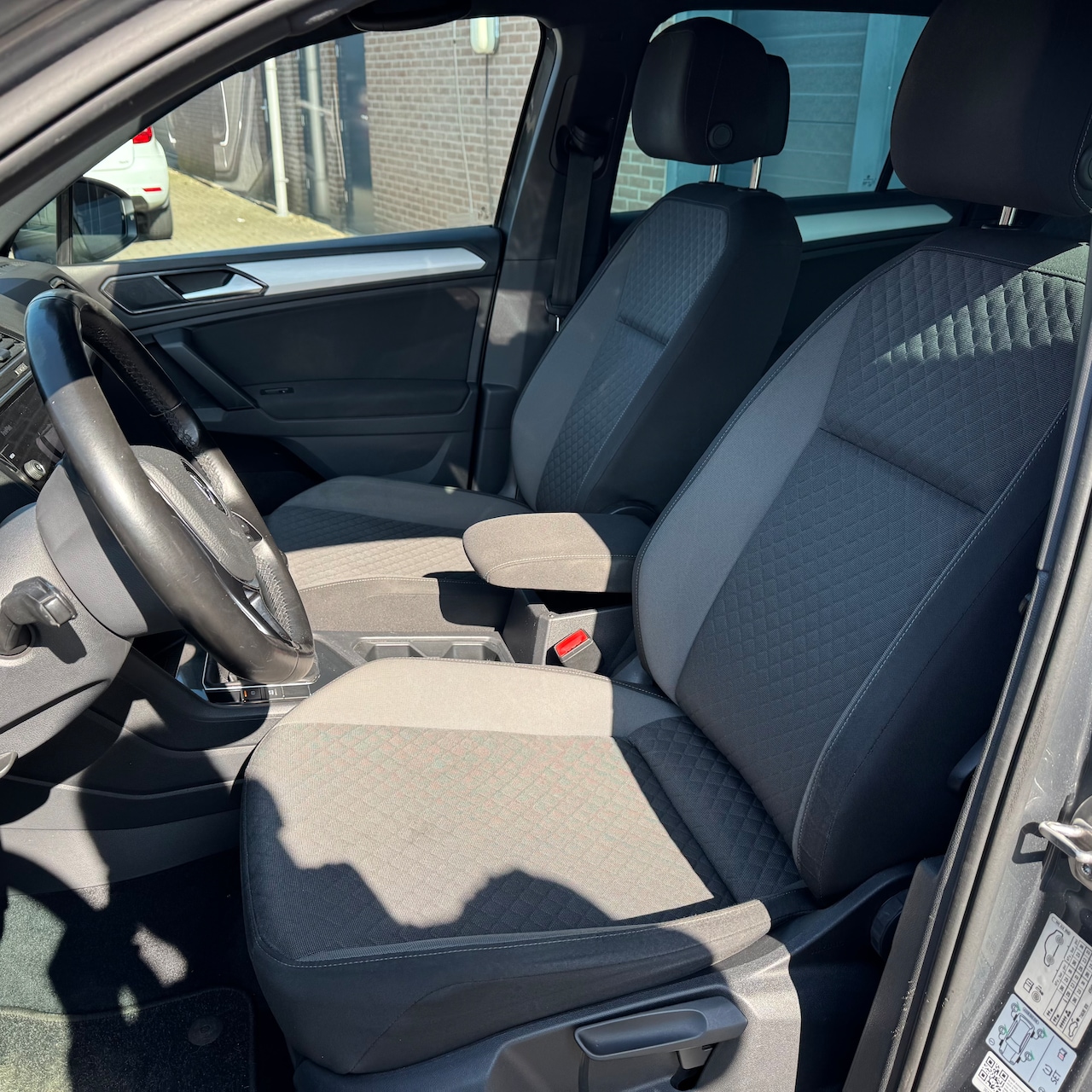 Volkswagen Tiguan - 1.4 TSI ACT Comfortline Business R TREKHAAK/CARPLAY/DIGITAL COCKPIT