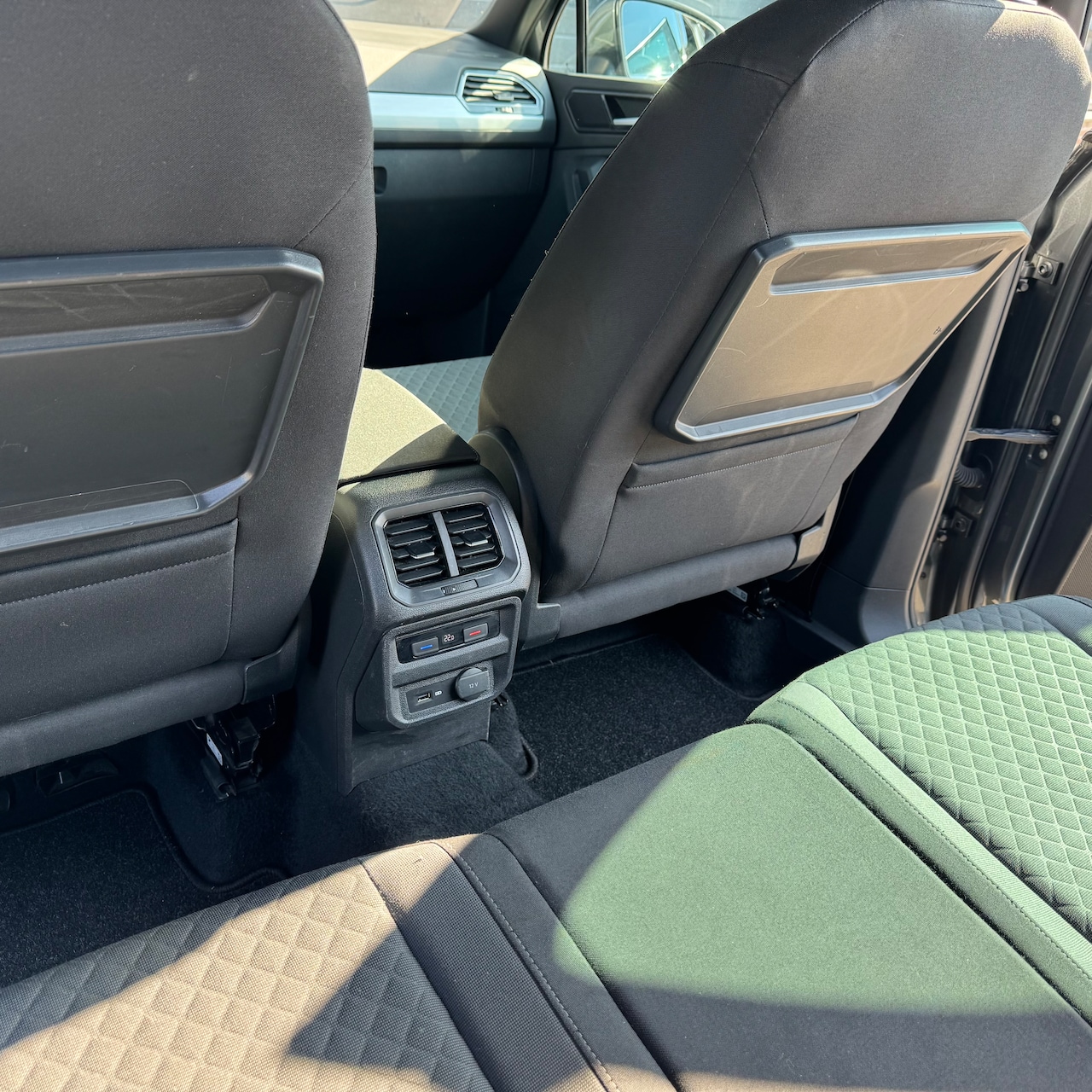 Volkswagen Tiguan - 1.4 TSI ACT Comfortline Business R TREKHAAK/CARPLAY/DIGITAL COCKPIT