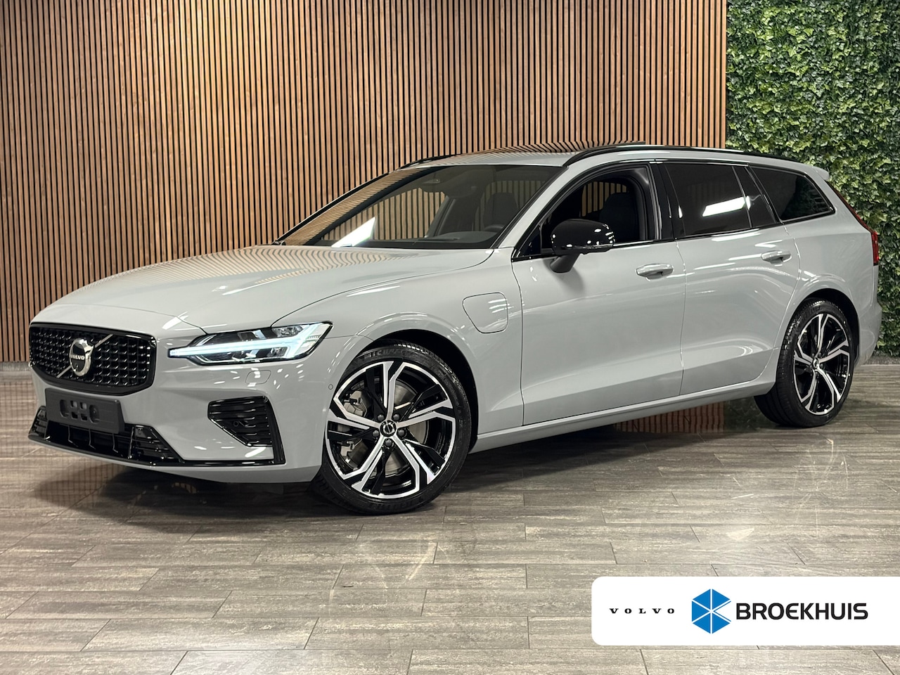 Volvo V60 - T8 AWD Recharge Ultra Dark Performance Edit. | 360° Camera | Schuifdak | Head-Up Display | - AutoWereld.nl