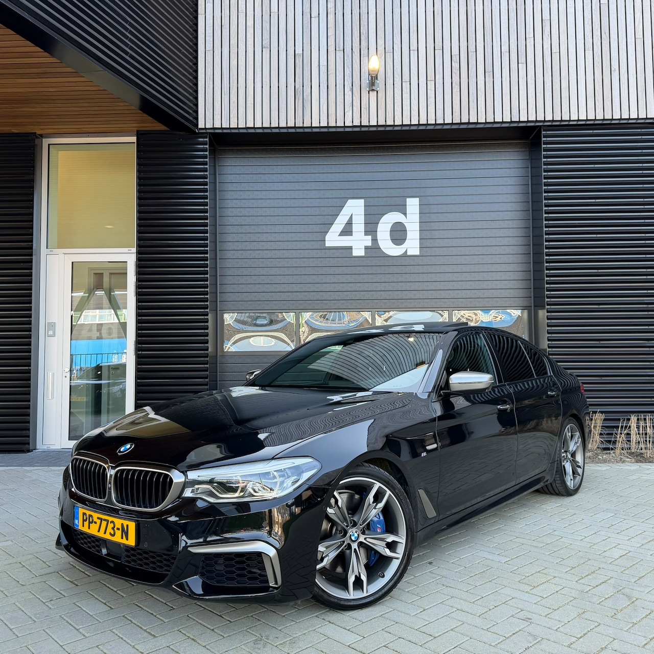 BMW 5-serie - M550i xDrive High Executive Saphirschwarz metallic/ Nappa leder exclusief/ Full Option - AutoWereld.nl