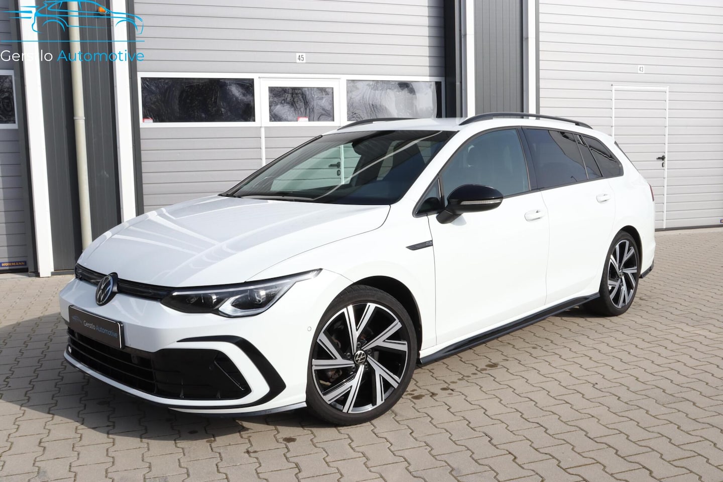 Volkswagen Golf Variant - 1.5 eTSI R-Line H&K Blackstyle Trekh - AutoWereld.nl