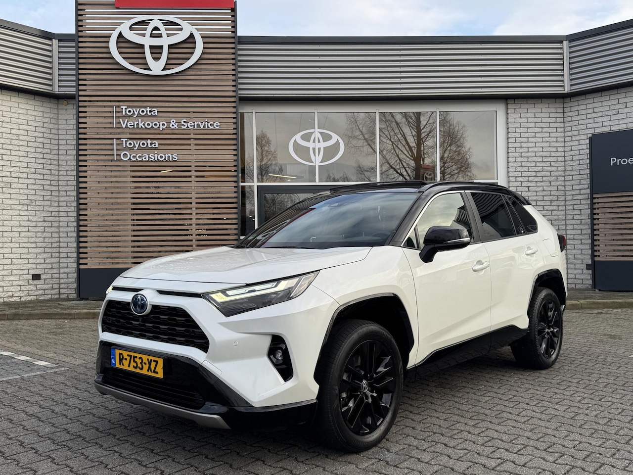 Toyota RAV4 - 2.5 HYBRID AWD BI-TONE PANO-DAK STOELVERW BLIND-SPOT 360° CAMERA PARK-SENSOREN APPLE/ANDRO - AutoWereld.nl