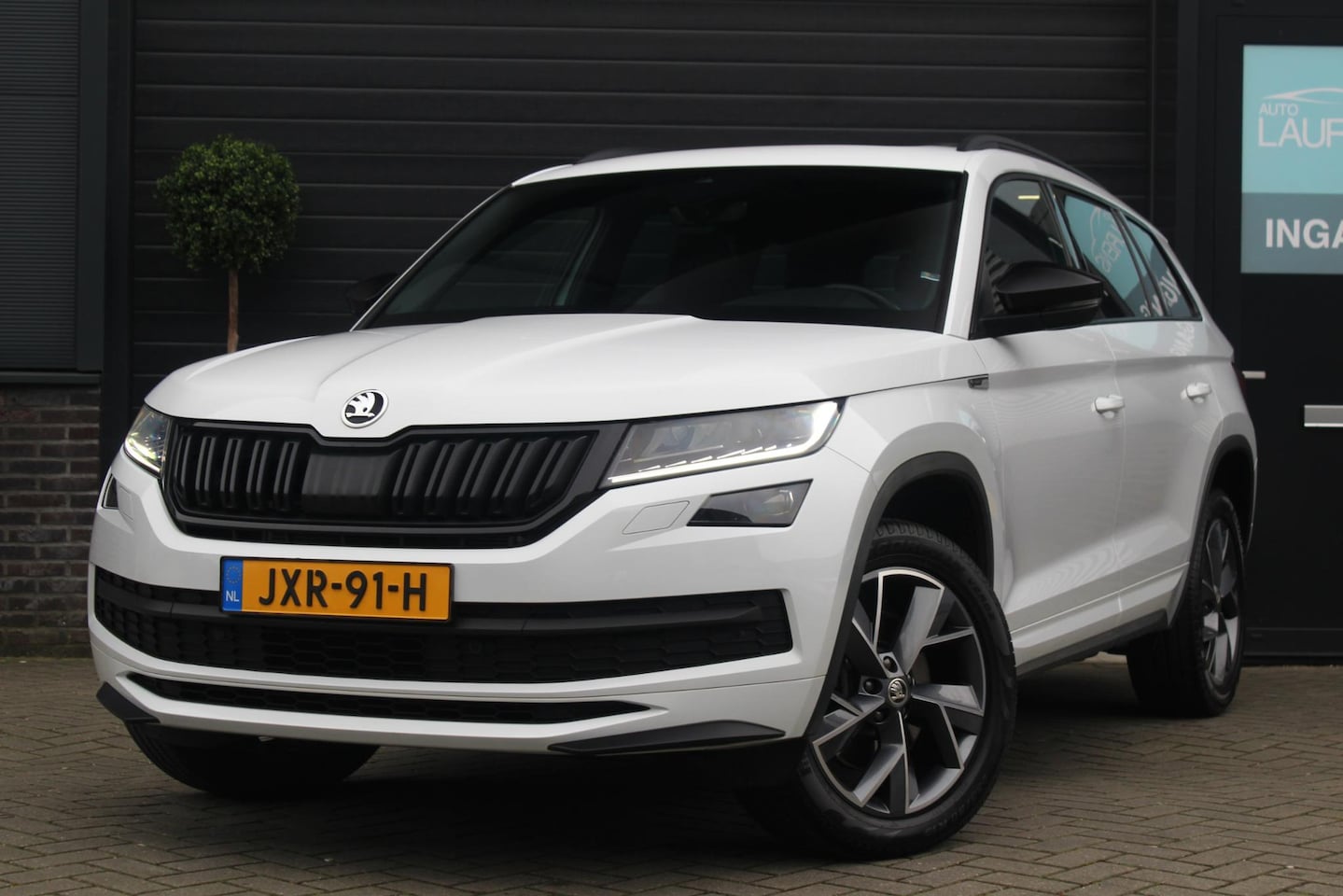Skoda Kodiaq - 2.0 TSI 4x4 Sportline Business | Panoramadak | Trekhaak | stuur en stoelverwarming | Bomvo - AutoWereld.nl