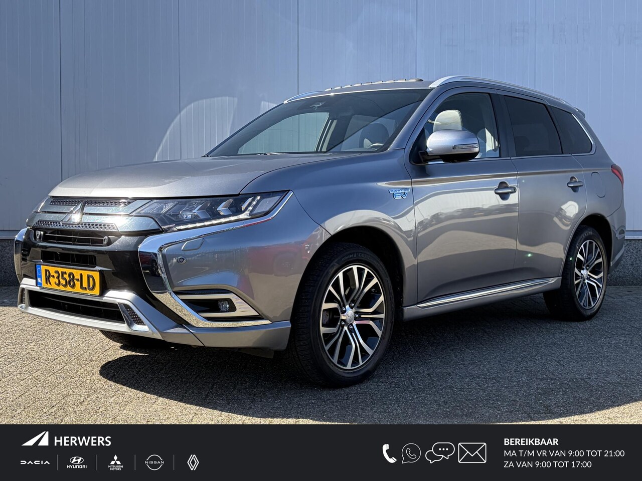Mitsubishi Outlander - 2.4 PHEV Intense+ / Trekhaak / Schuifdak / Navigatie / Achteruitrijcamera / - AutoWereld.nl
