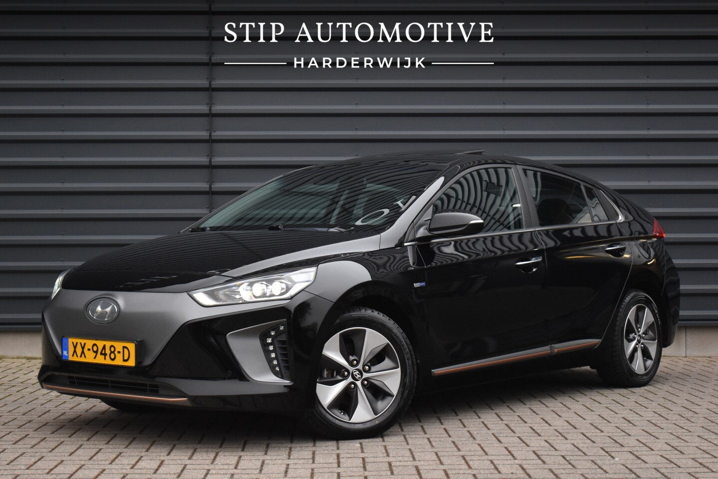 Hyundai IONIQ - Premium EV | Schuif/kanteldak | Adaptive cruise control | Lederen Bekleding | Stoelverwarm - AutoWereld.nl