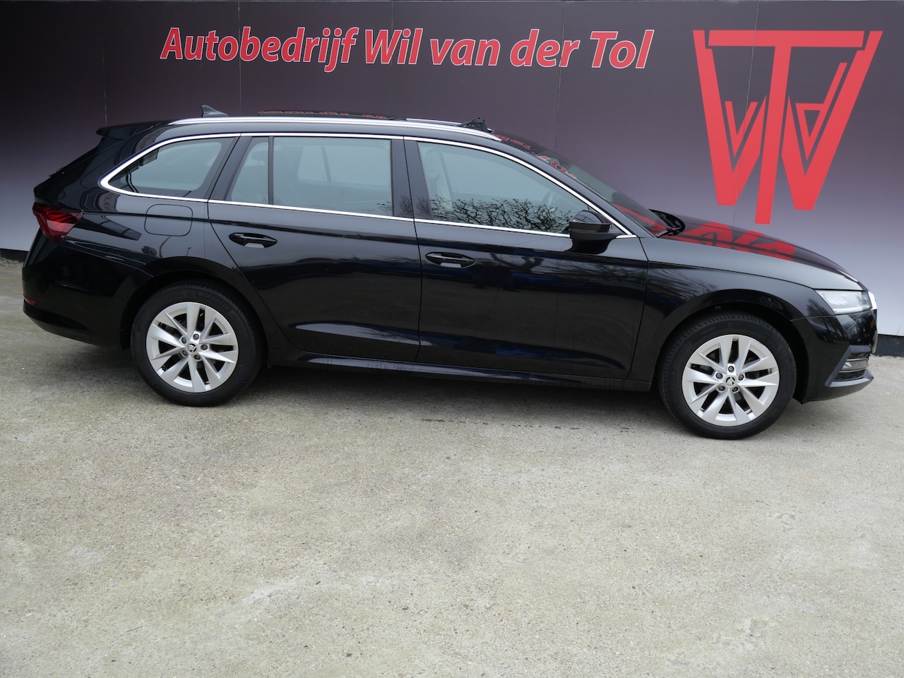 Skoda Octavia Combi - 1.0 TSI BUSINESS | PANORAMA | DIGI DASH | LED | TREKHAAK | DEALER O-H!! - AutoWereld.nl