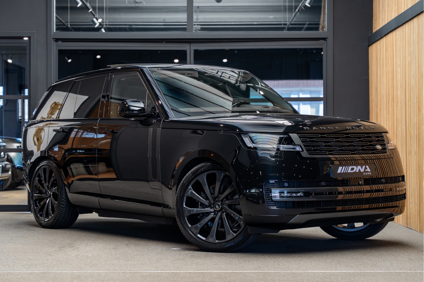 Land Rover Range Rover - P550e Autobiography Koelbox 3.0 P550e PHEV Autobiography - AutoWereld.nl