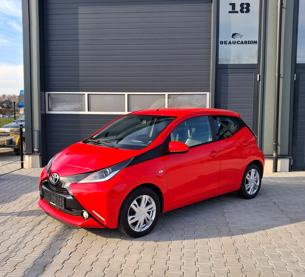Toyota Aygo - 1.0 VVT-i x-play x-play Touch *achteruitrijcamera *car-play - AutoWereld.nl