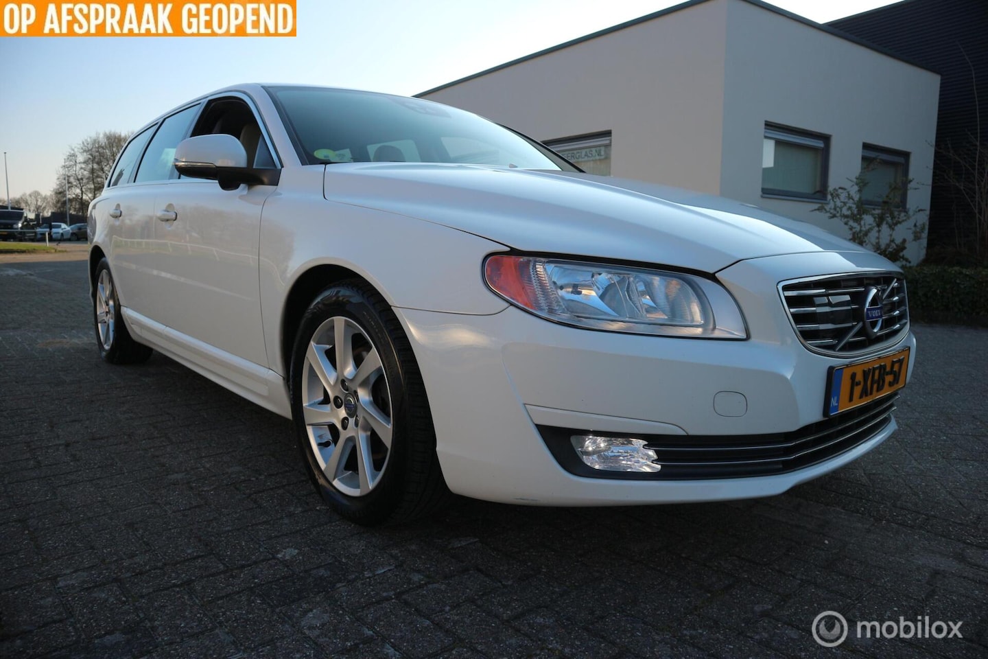 Volvo V70 - 1.6 D2 Momentum AUTOMAAT/LEDER/NAVIGATIE/TREKHAAK - AutoWereld.nl