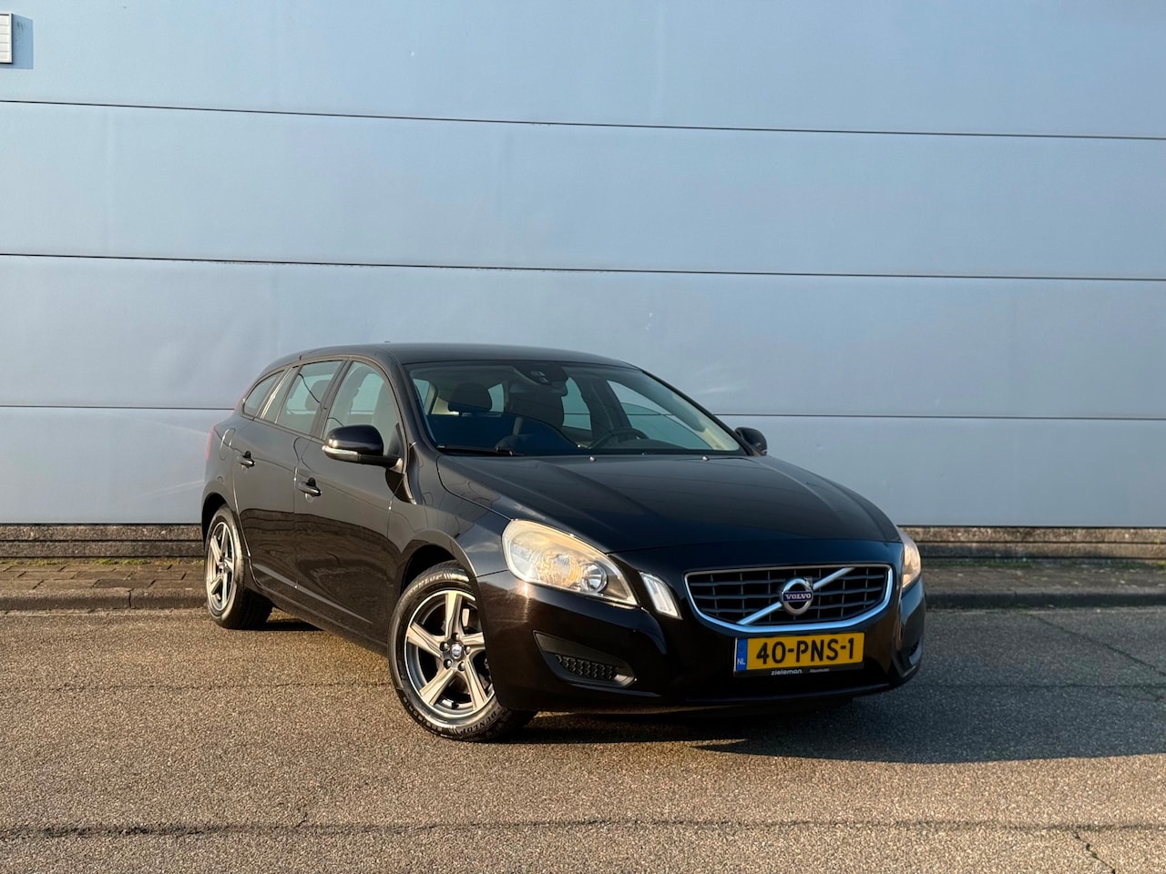 Volvo V60 - 1.6 T3 Kinetic (bj 2011) 150PK|NAVI|CRUISE|NIEUWE APK! - AutoWereld.nl