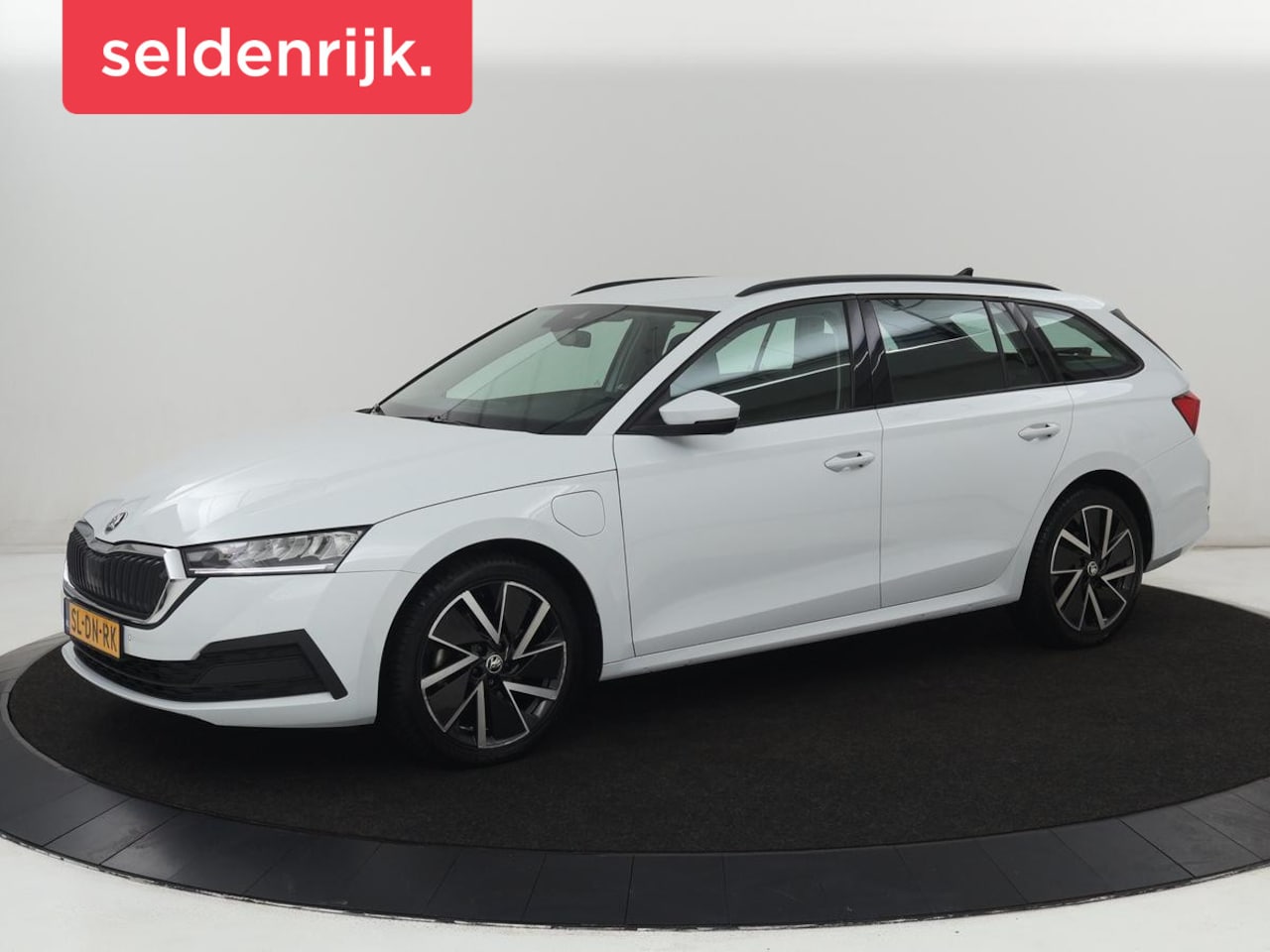 Skoda Octavia - 1.4 TSI iV PHEV Business Edition | Adaptive cruise | Stuurverwarming | Carplay | Navigatie - AutoWereld.nl