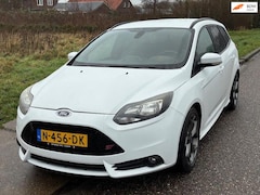 Ford Focus Wagon - 2.0 EcoBoost ST-2 (250 PK) ECC Audio/CD Navi El. pakket Leder LMV 18" Sportstoelen Dealero