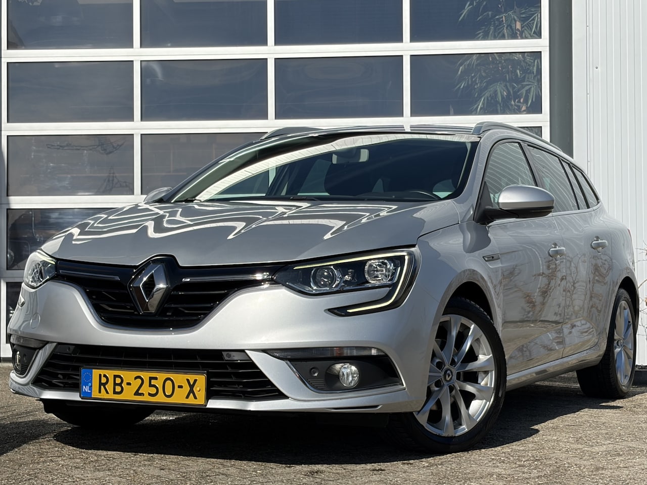 Renault Mégane Estate - 1.2 TCe Zen 100pk | Apple Carplay/Android Auto | Cruise control | DAB | Navigatiesysteem f - AutoWereld.nl