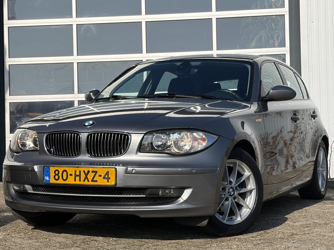 BMW 1-serie - 118i Business Line 143pk | Airco automatisch | Audio-navigatie full map + hard disk | Diml - AutoWereld.nl