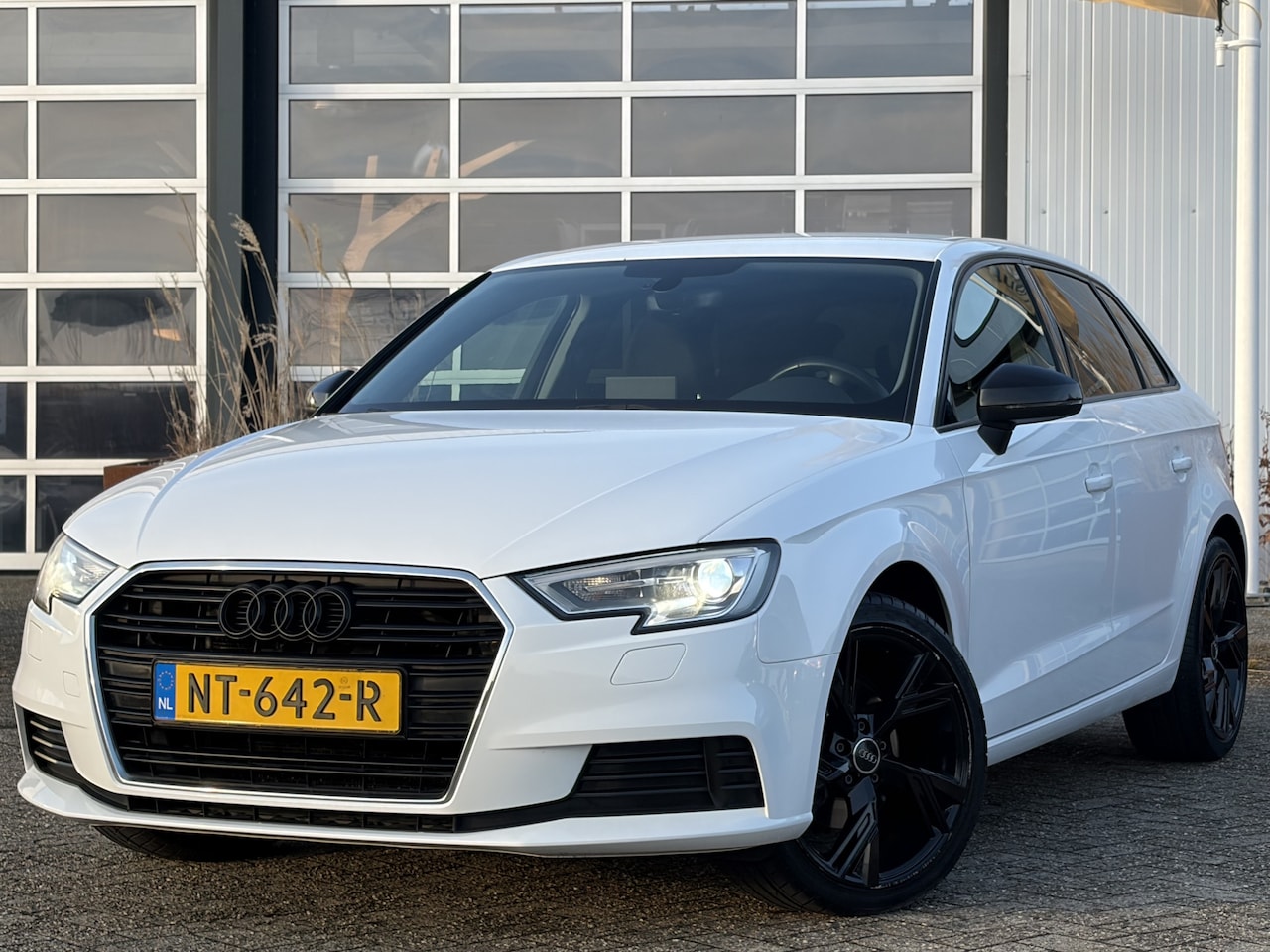Audi A3 Sportback - 1.0 TFSI 116pk | Airco | Bi-xenon koplampen | Bluetooth | Isofix bevestiging voor kinderzi - AutoWereld.nl
