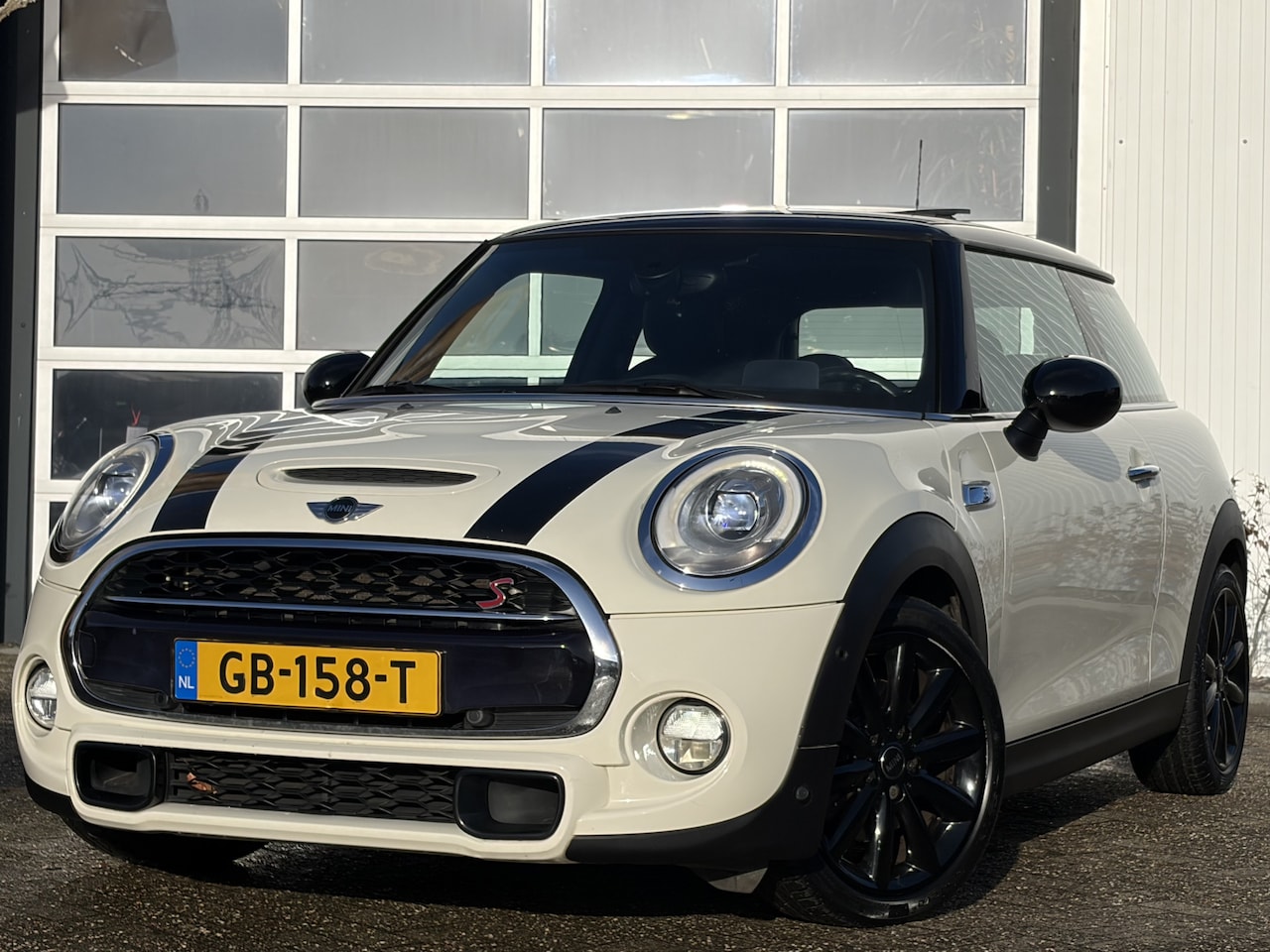 MINI Cooper S - Mini 2.0 Chili Serious Business 192pk | Achteruitrijcamera | Bluetooth | Cruise control | - AutoWereld.nl
