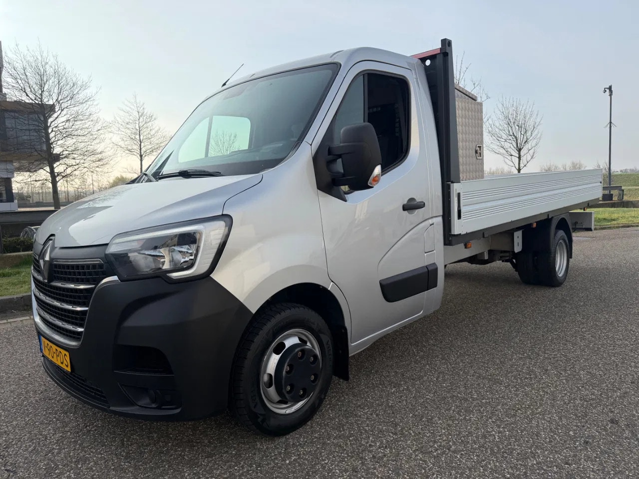 Renault Master - 2.3DCI 165PK L3 Openlaadbak Airco Navi Cruisecontrol Trekhaak EURO 6 - AutoWereld.nl