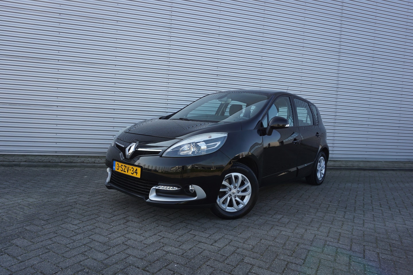 Renault Scénic - 1.2 TCe Bose 1e Eigenaar - Climate / Navi / Cruise / Parkeers. / Trekhaak / Elektr. ramen - AutoWereld.nl