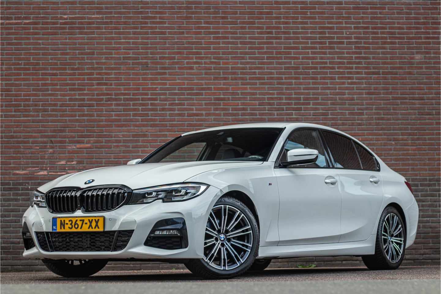 BMW 3-serie - 318i M Sport 318i M Sport, Stoelverwarming, Carplay, Alcantara, Sfeerverlichting, DAB+, PDC, Navigatie, - AutoWereld.nl