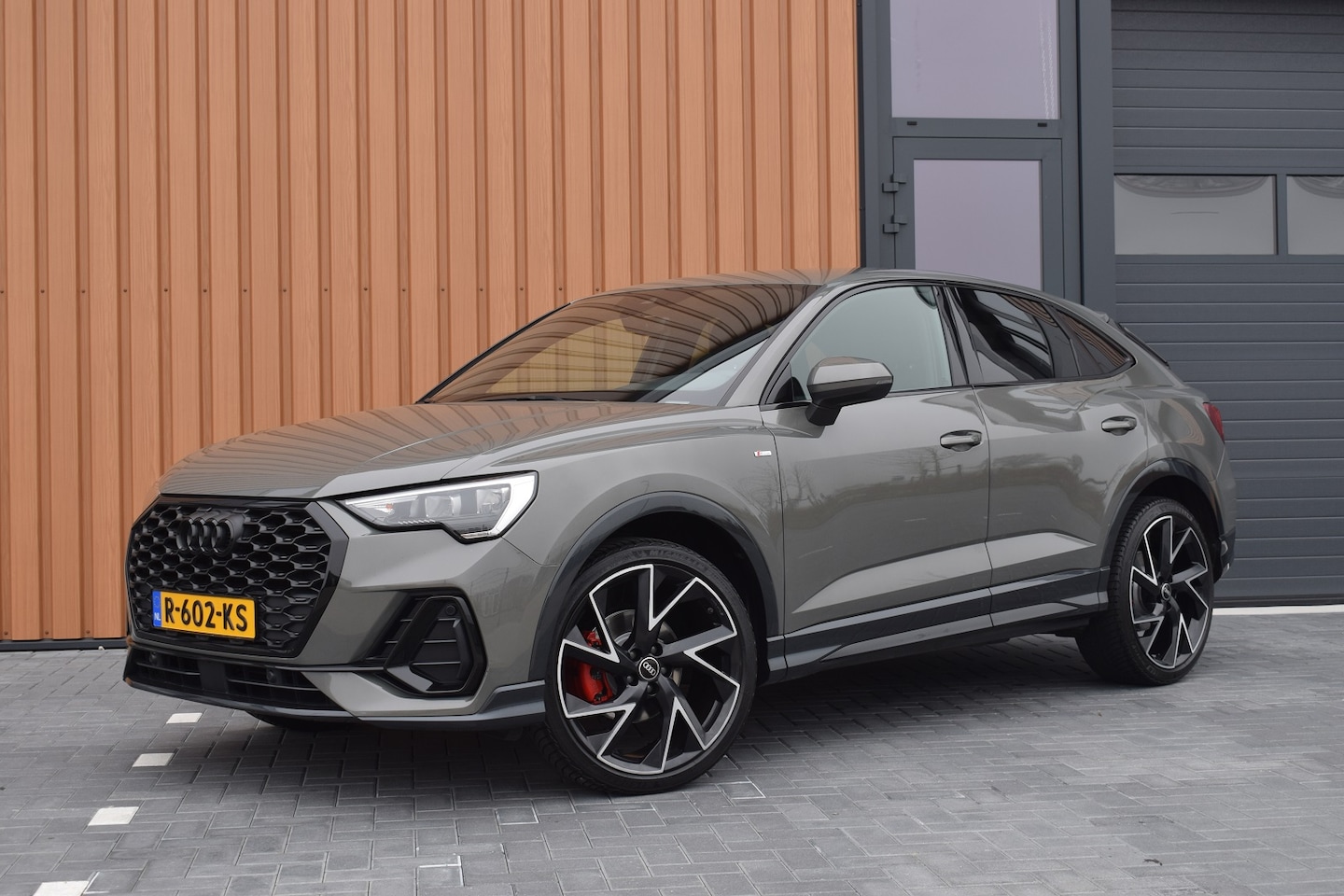 Audi Q3 Sportback - 35 TFSI 150pk S-tronic S-line | Chronos Grijs - AutoWereld.nl