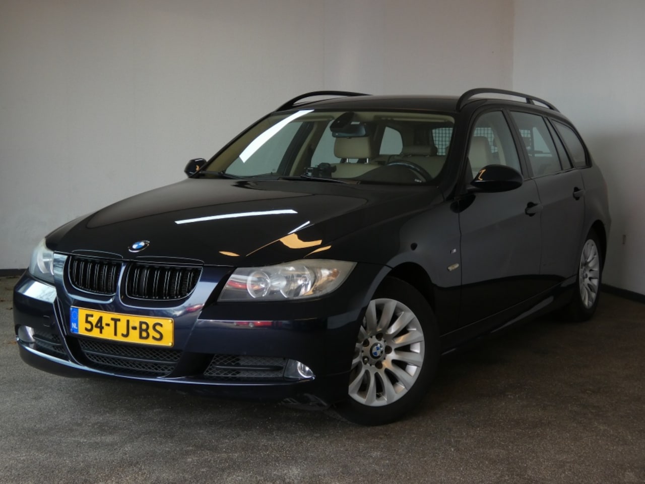 BMW 3-serie Touring - 320i High Executive NWE APK - AutoWereld.nl