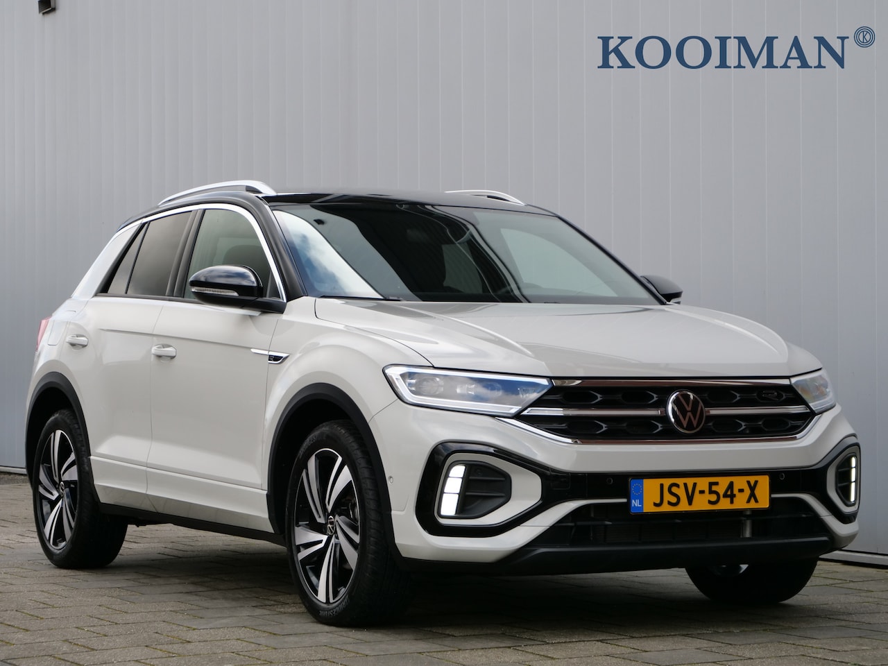 Volkswagen T-Roc - 1.5 TSI R-Line Edition 150 Pk Automaat Apple Carplay / IQ Light / DAB / Camera / Stoelverw - AutoWereld.nl