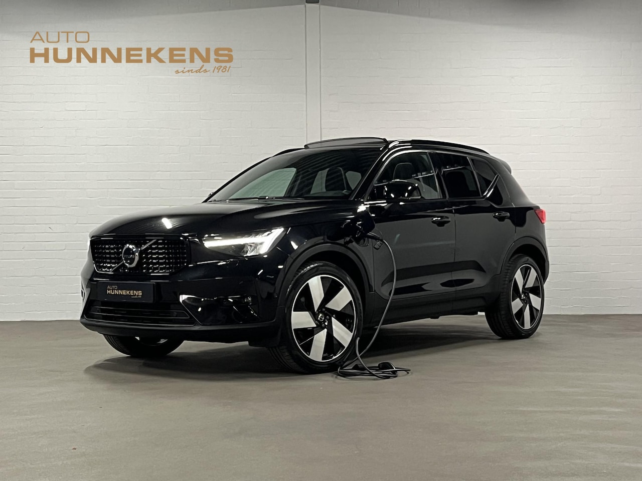 Volvo XC40 - 1.5 T5 Plug-in hybrid Ultimate Dark Open dak | Adapt. cruise | 360 camera | Stuur-/stoelve - AutoWereld.nl